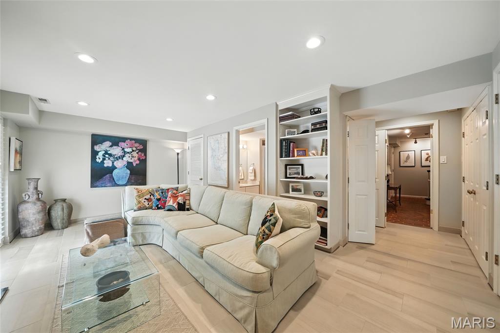 St Louis, Missouri, 63108, United States, 4 Bedrooms Bedrooms, ,5 BathroomsBathrooms,Residential,For Sale,1941664
