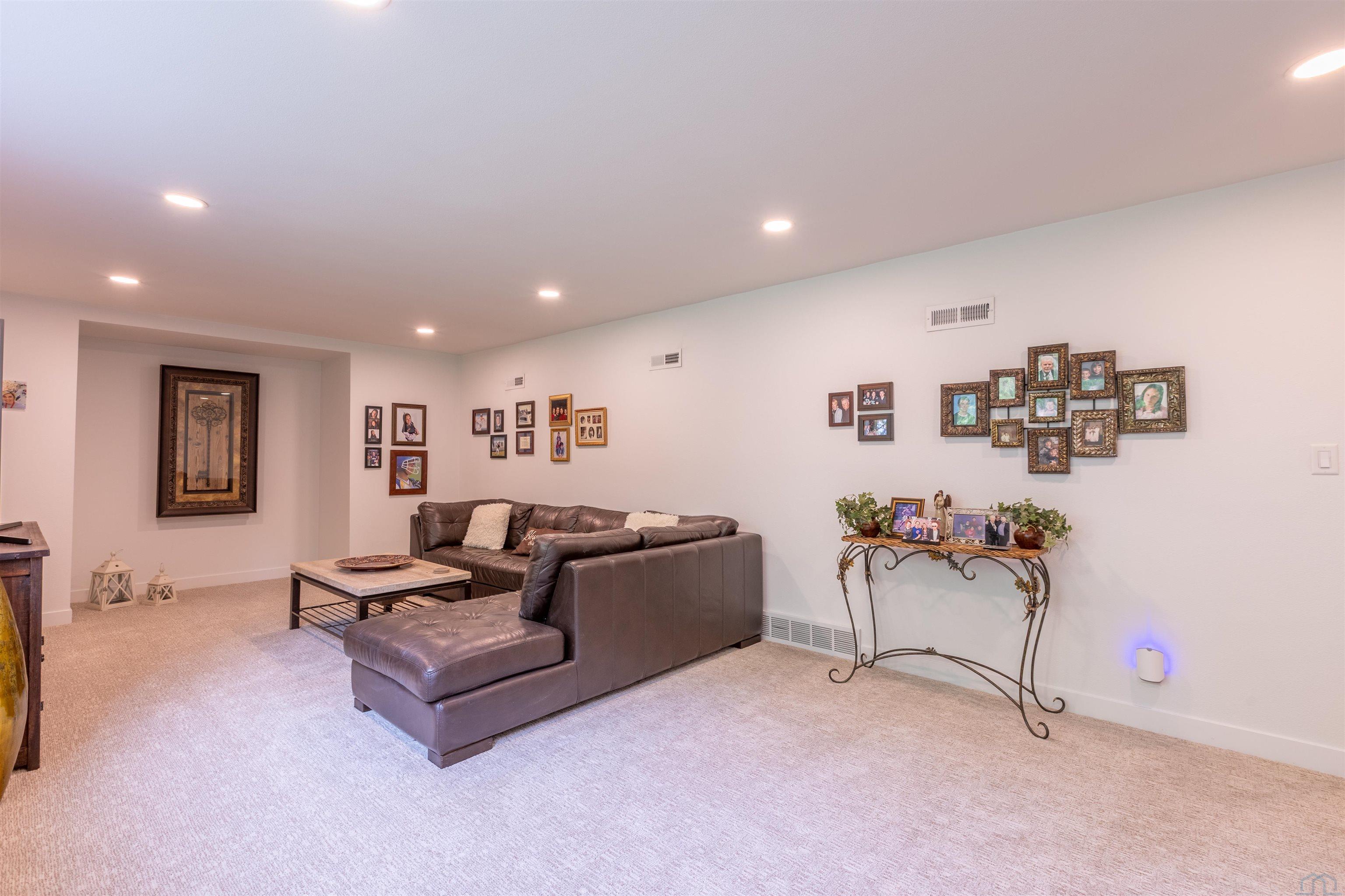 Sioux City, Iowa, 51108, United States, 4 Bedrooms Bedrooms, ,3 BathroomsBathrooms,Residential,For Sale,2048927
