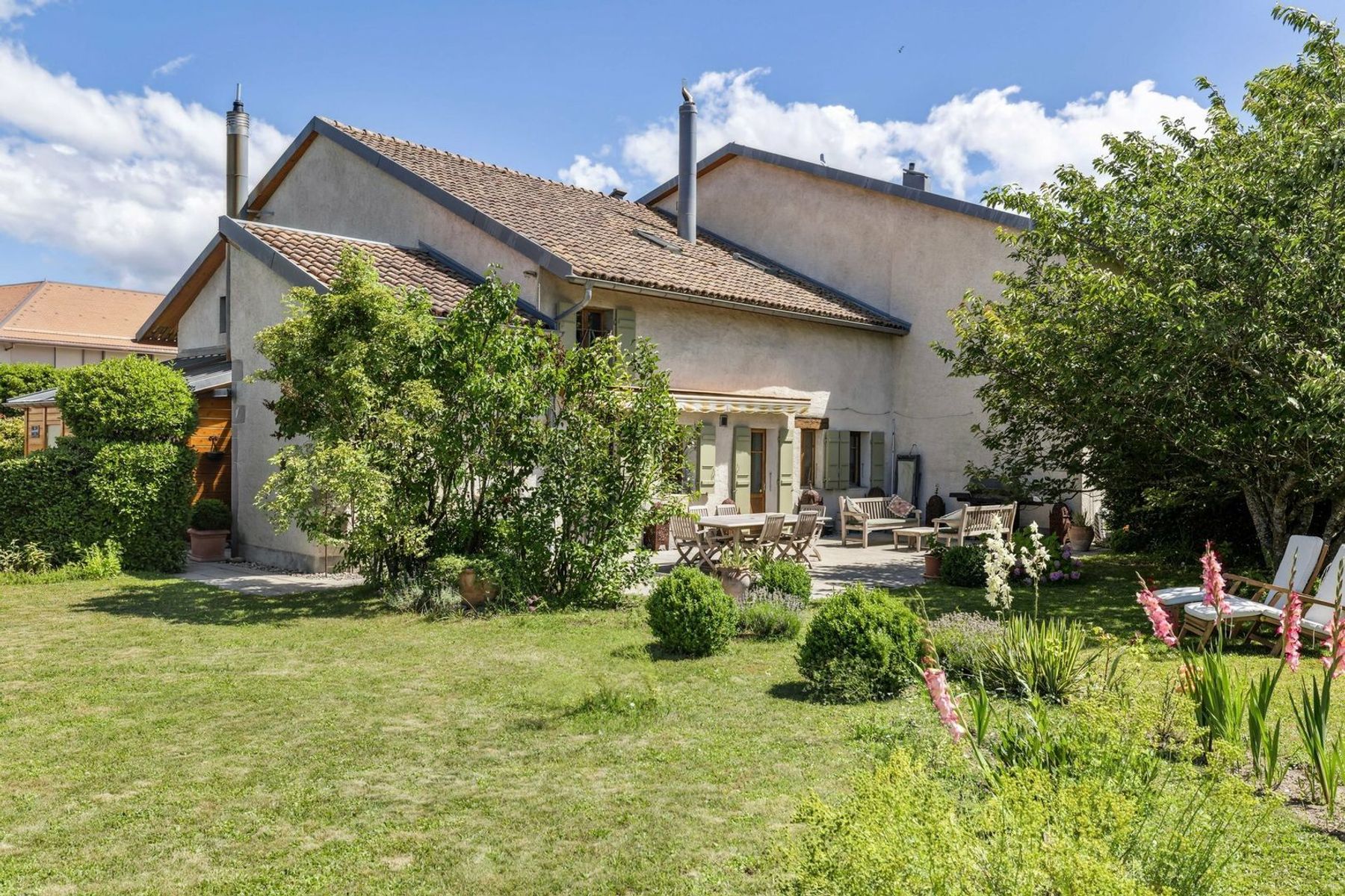  Magnificent house with character in the heart of Jussy - 物件實景