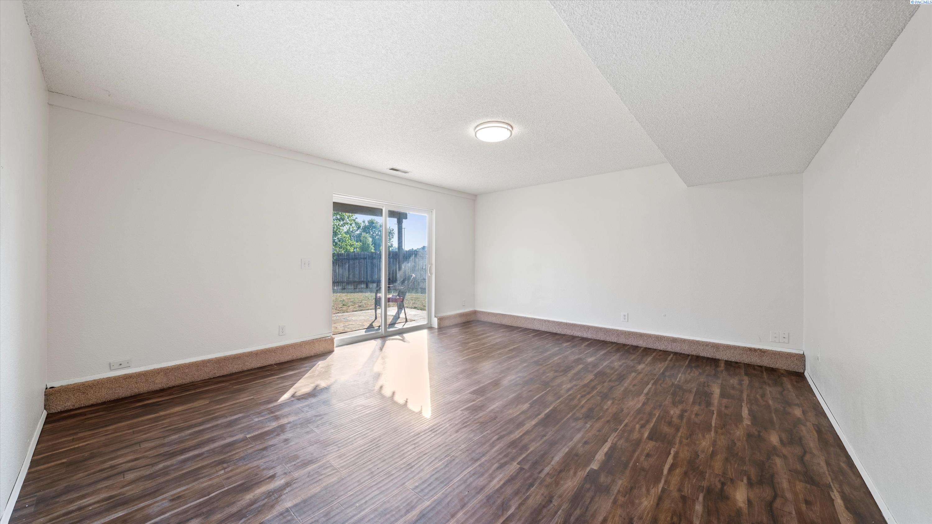Kennewick, Washington, 99338, United States, 4 Bedrooms Bedrooms, ,1 BathroomBathrooms,Residential,For Sale,1933317