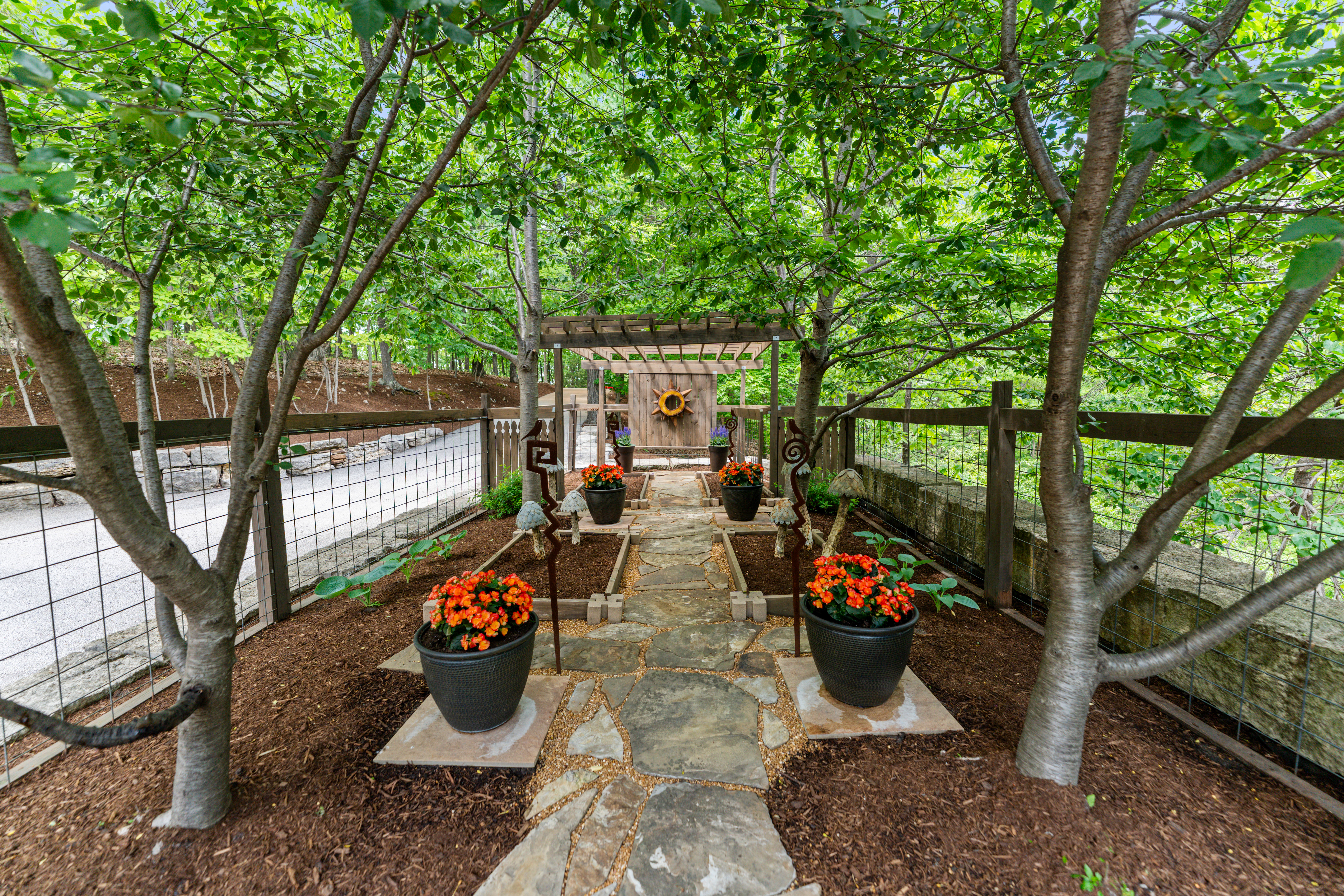  Striking Custom Home Set on 3.49 Private Acres in Wildwood - 物件實景