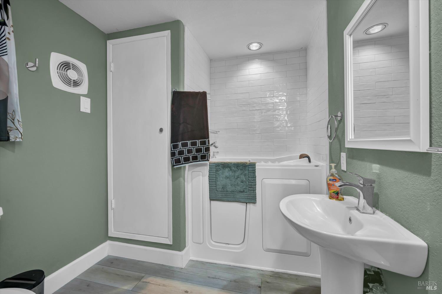 Nice, California, 95464, United States, 3 Bedrooms Bedrooms, ,4 BathroomsBathrooms,Residential,For Sale,1974122