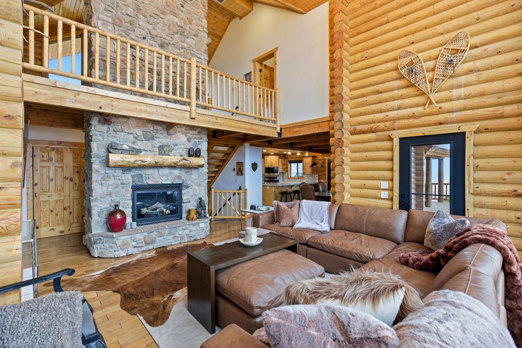  Renovated Log Cabin in Cedar Highlands with Wraparound Deck & Mountain Views - 物件實景