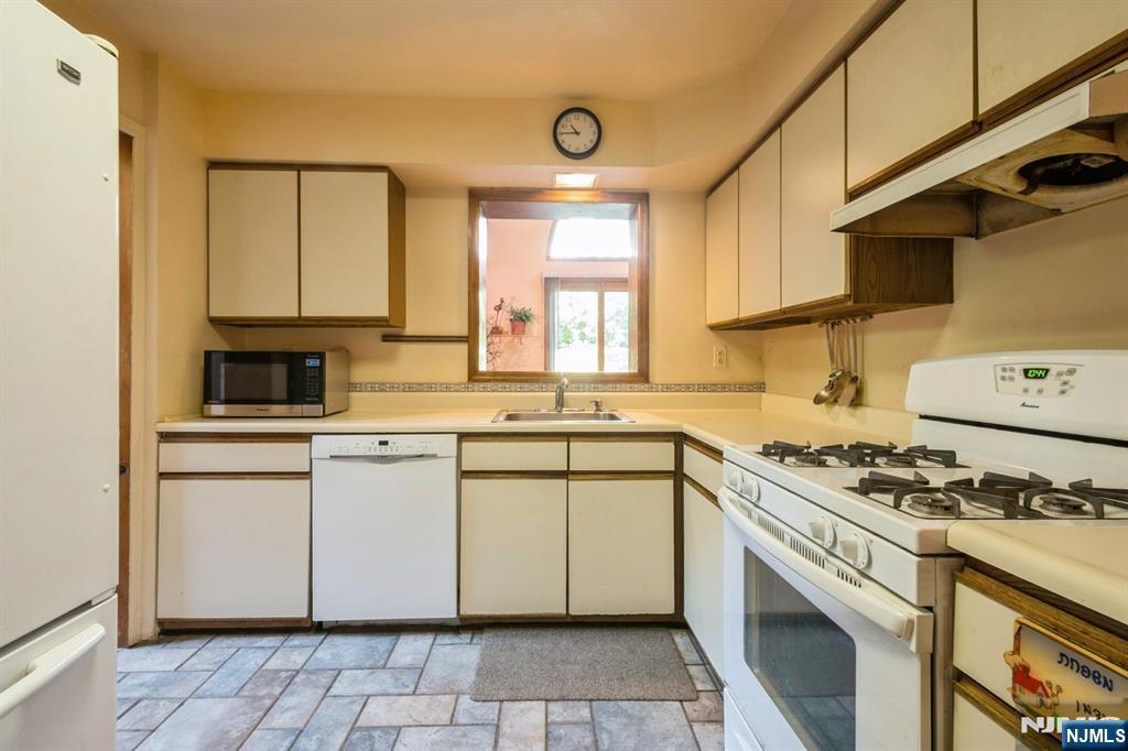 Cresskill, New Jersey, 07626, United States, 3 Bedrooms Bedrooms, ,2 BathroomsBathrooms,Residential,For Sale,1987908