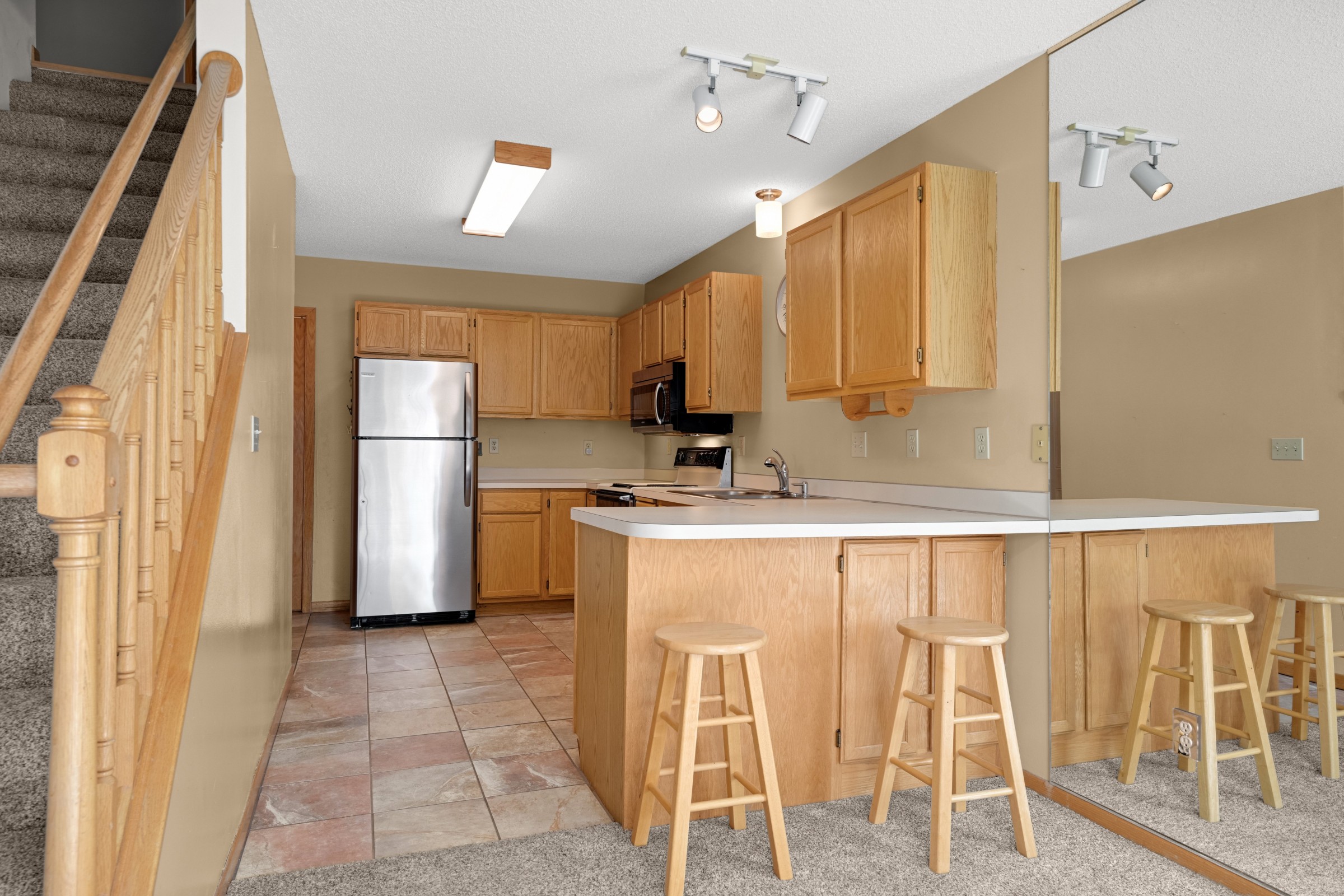  Sun-Filled End Unit in Prime Eagan Location - 物件實景