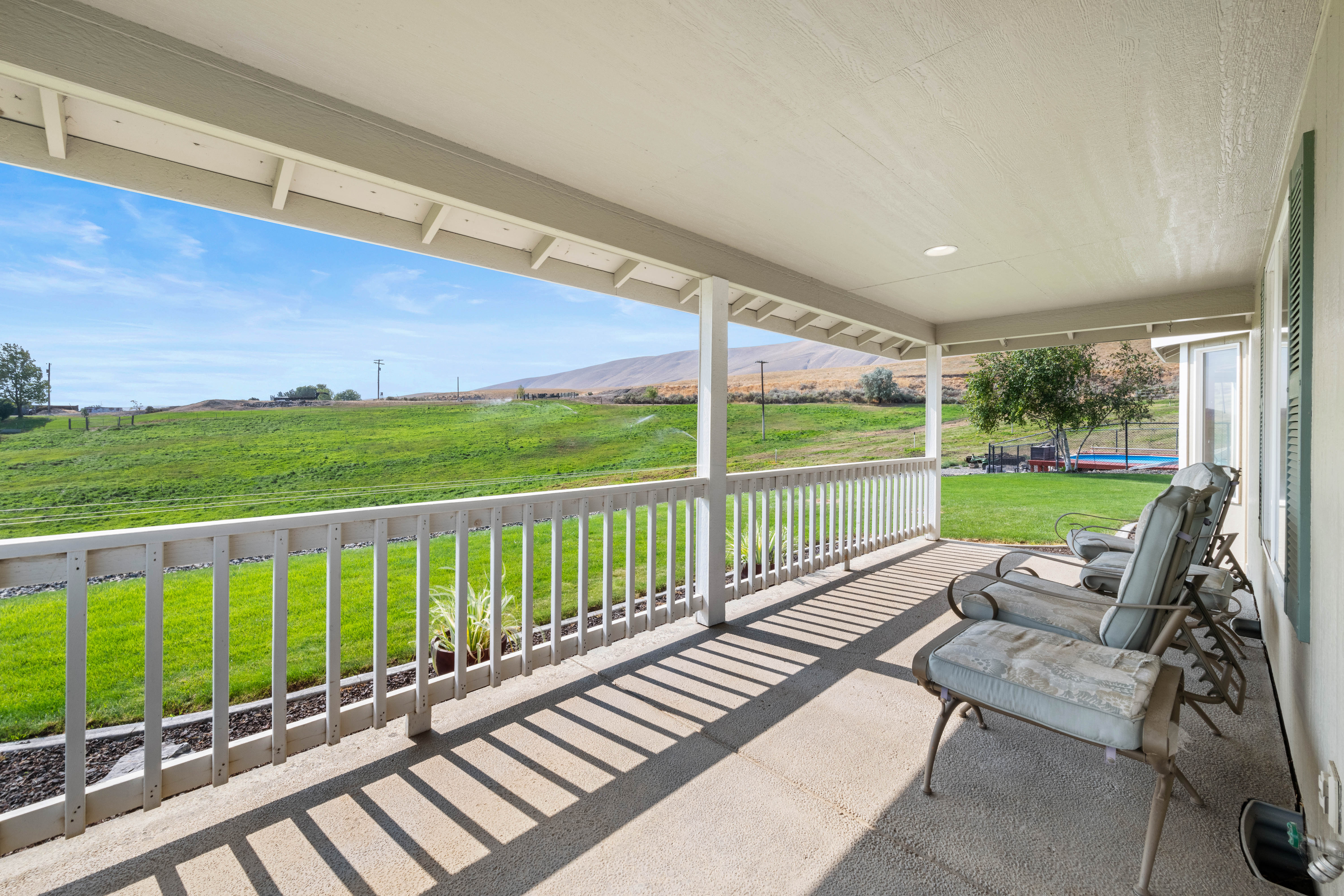  5.4 Acres, Barn, Shop, Pool and Views - 物件實景