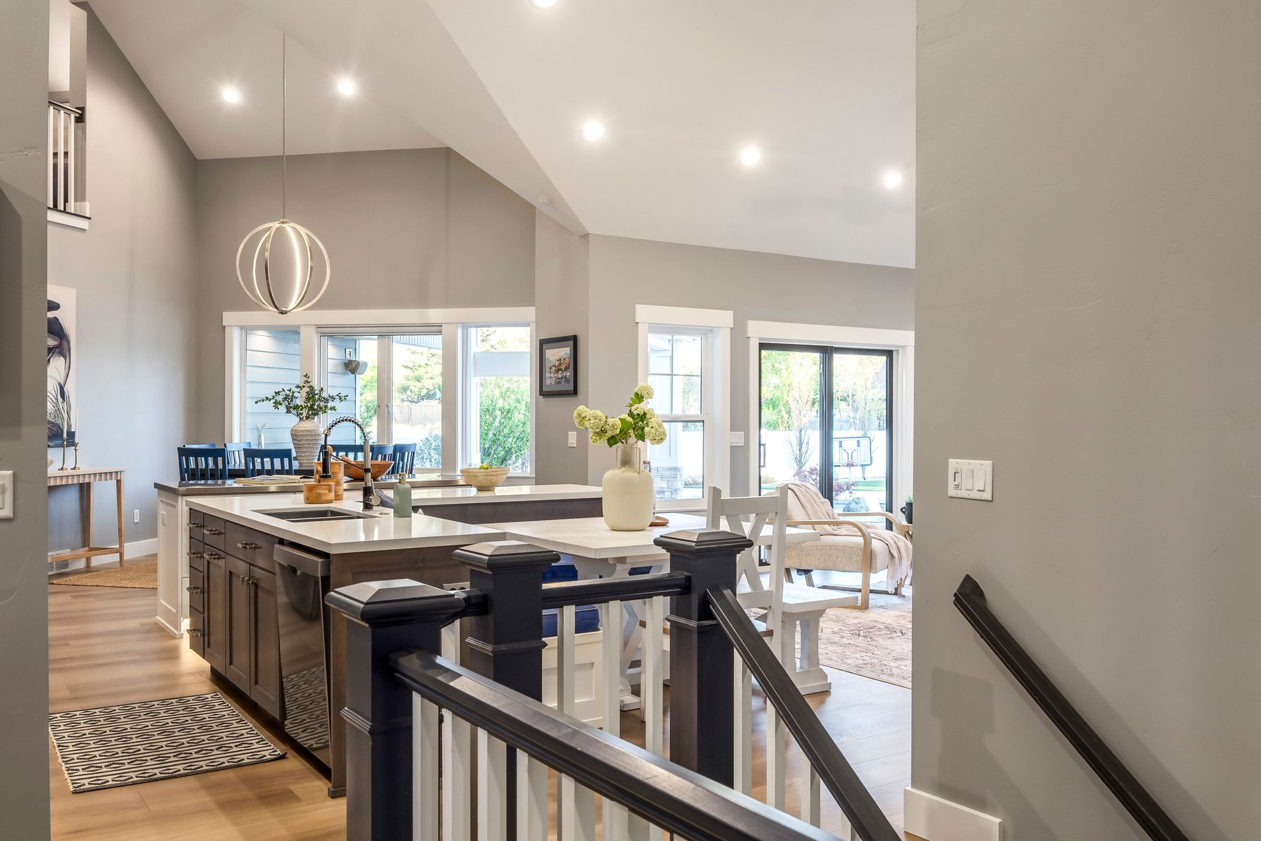  Beautiful Craftsman Rambler With Basement Apartment, Sports Pool and Pool House - 物件實景