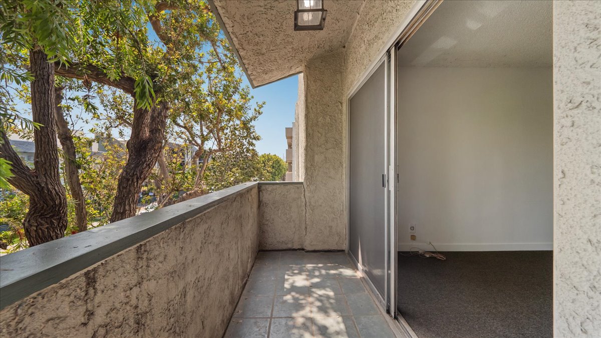 Los Angeles, California, 90034, United States, 2 Bedrooms Bedrooms, ,2 BathroomsBathrooms,Residential,For Sale,1944972