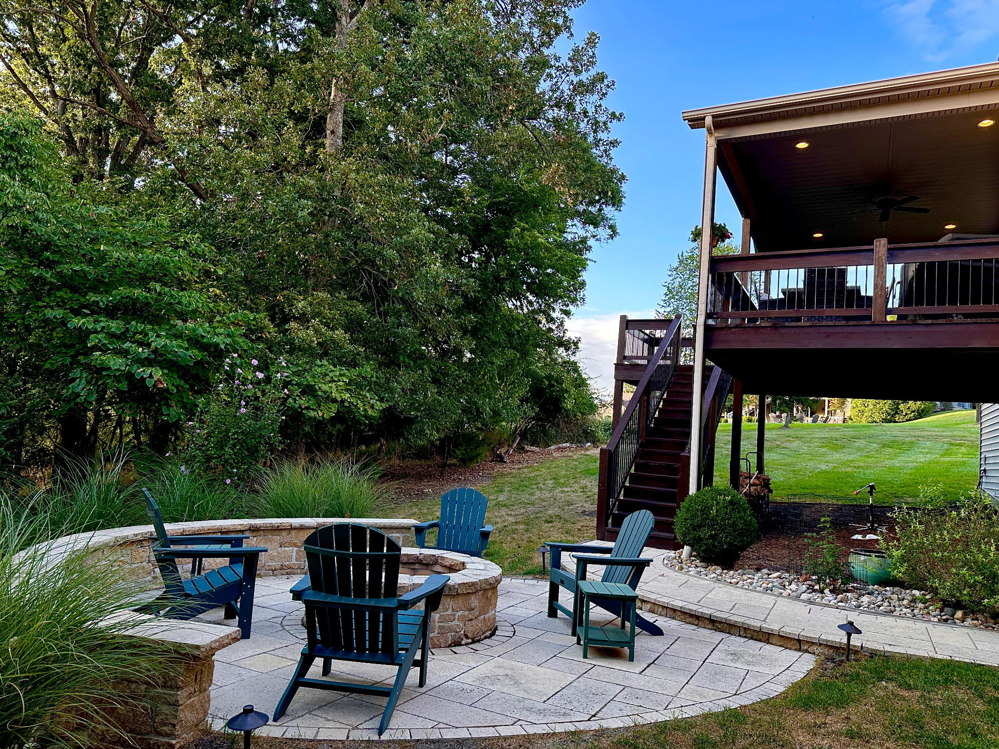  Located on 1.24 acre corner lot backing to mature trees. - 物件實景