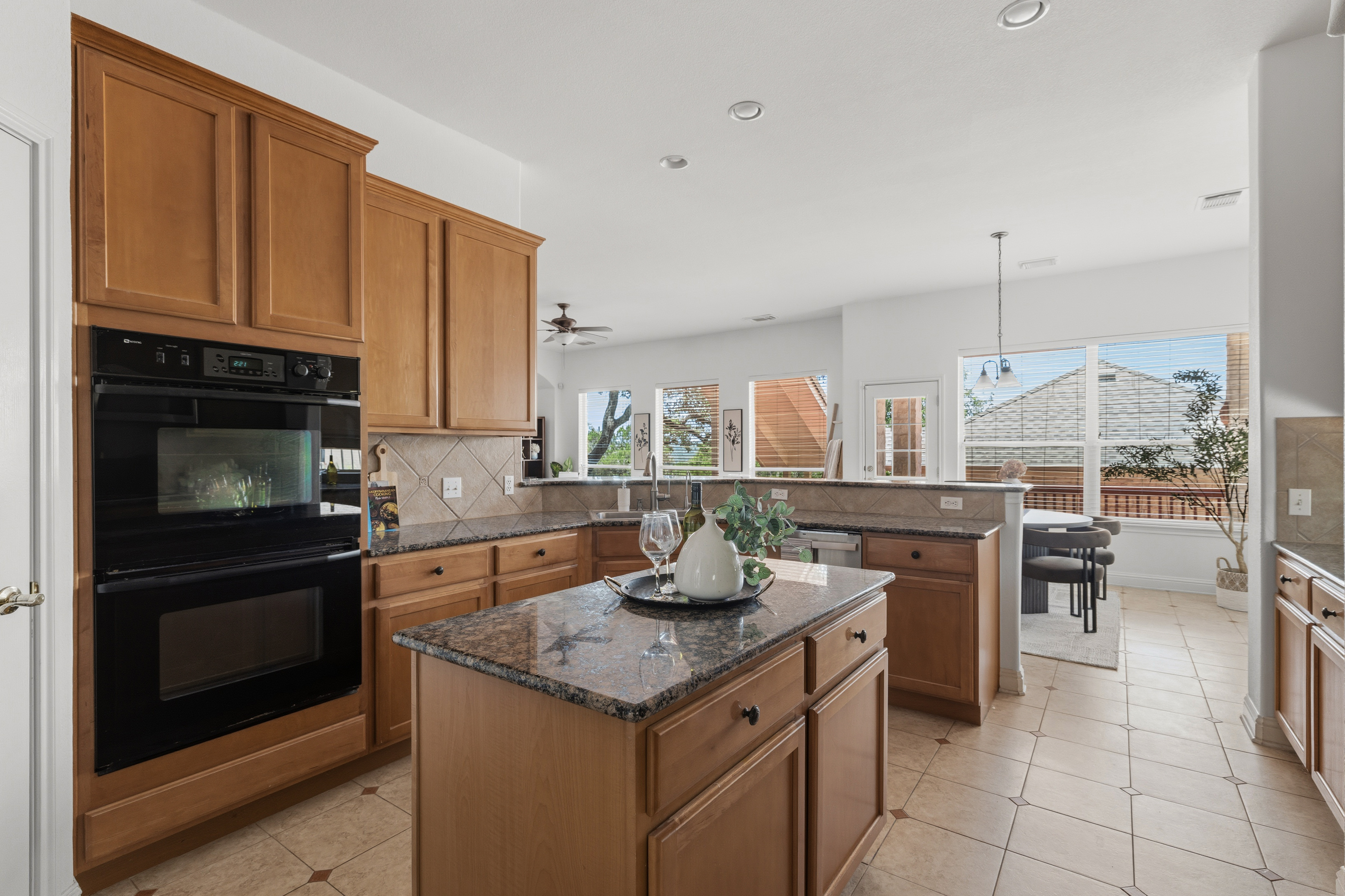  Elegant Luxury Backing to Pristine Greenbelt with Hill Country Views - 物件實景