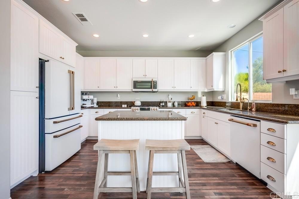 Murrieta, California, 92563, United States, 3 Bedrooms Bedrooms, ,3 BathroomsBathrooms,Residential,For Sale,1947093