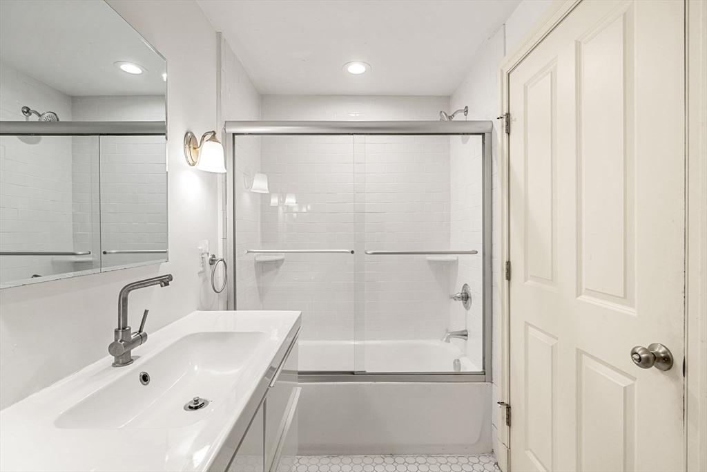 Cambridge, Massachusetts, 02141, United States, 4 Bedrooms Bedrooms, ,3 BathroomsBathrooms,Residential,For Sale,2001905