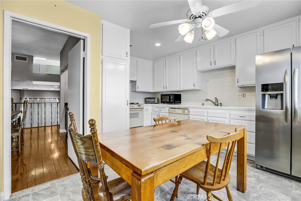 Tarzana, California, 91356, United States, 3 Bedrooms Bedrooms, ,3 BathroomsBathrooms,Residential,For Sale,1981032