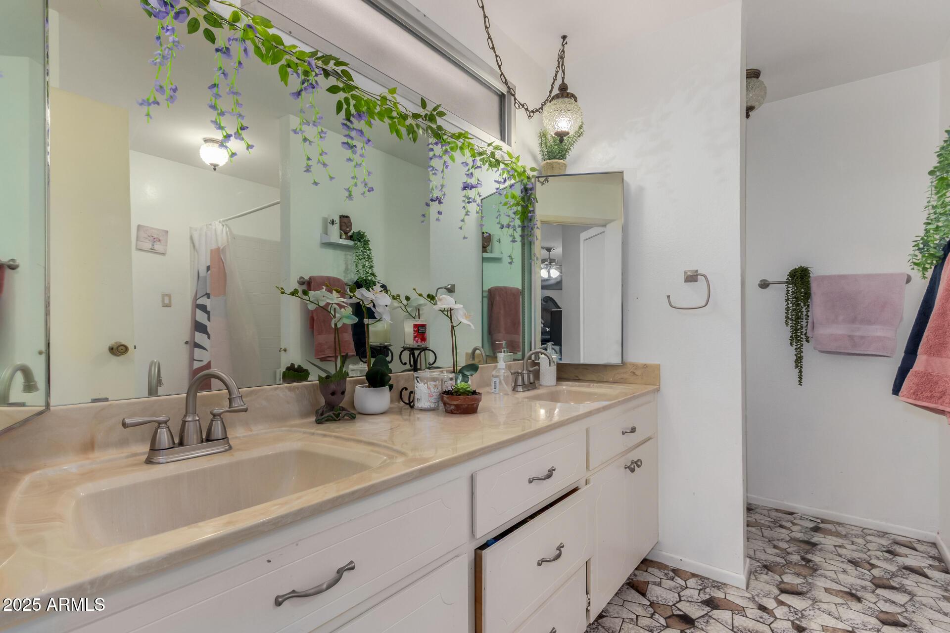 Phoenix, Arizona, 85051, United States, 5 Bedrooms Bedrooms, ,2 BathroomsBathrooms,Residential,For Sale,1987441