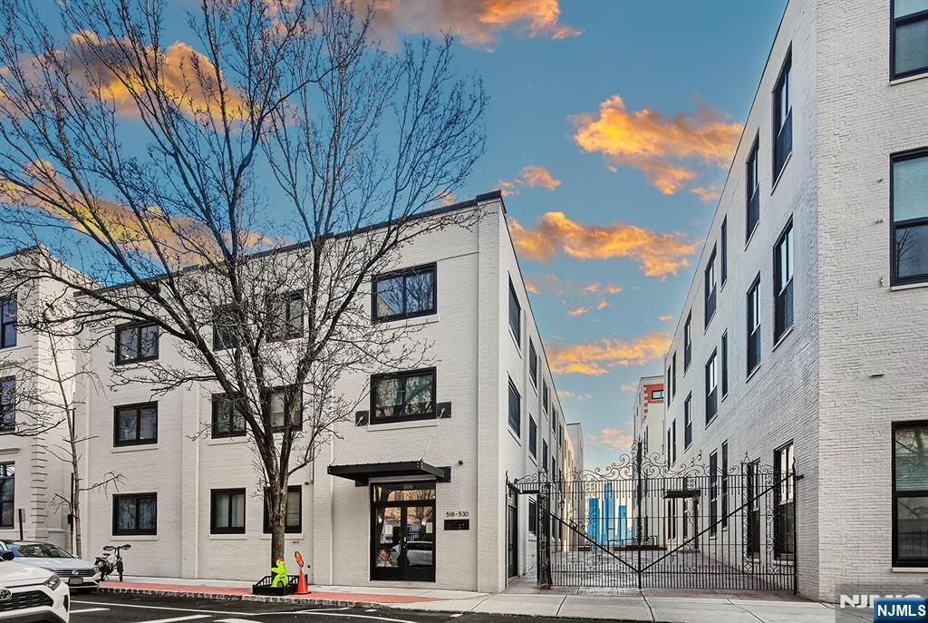 Weehawken, New Jersey, 07086, United States, 2 Bedrooms Bedrooms, ,2 BathroomsBathrooms,Residential,For Sale,1840362