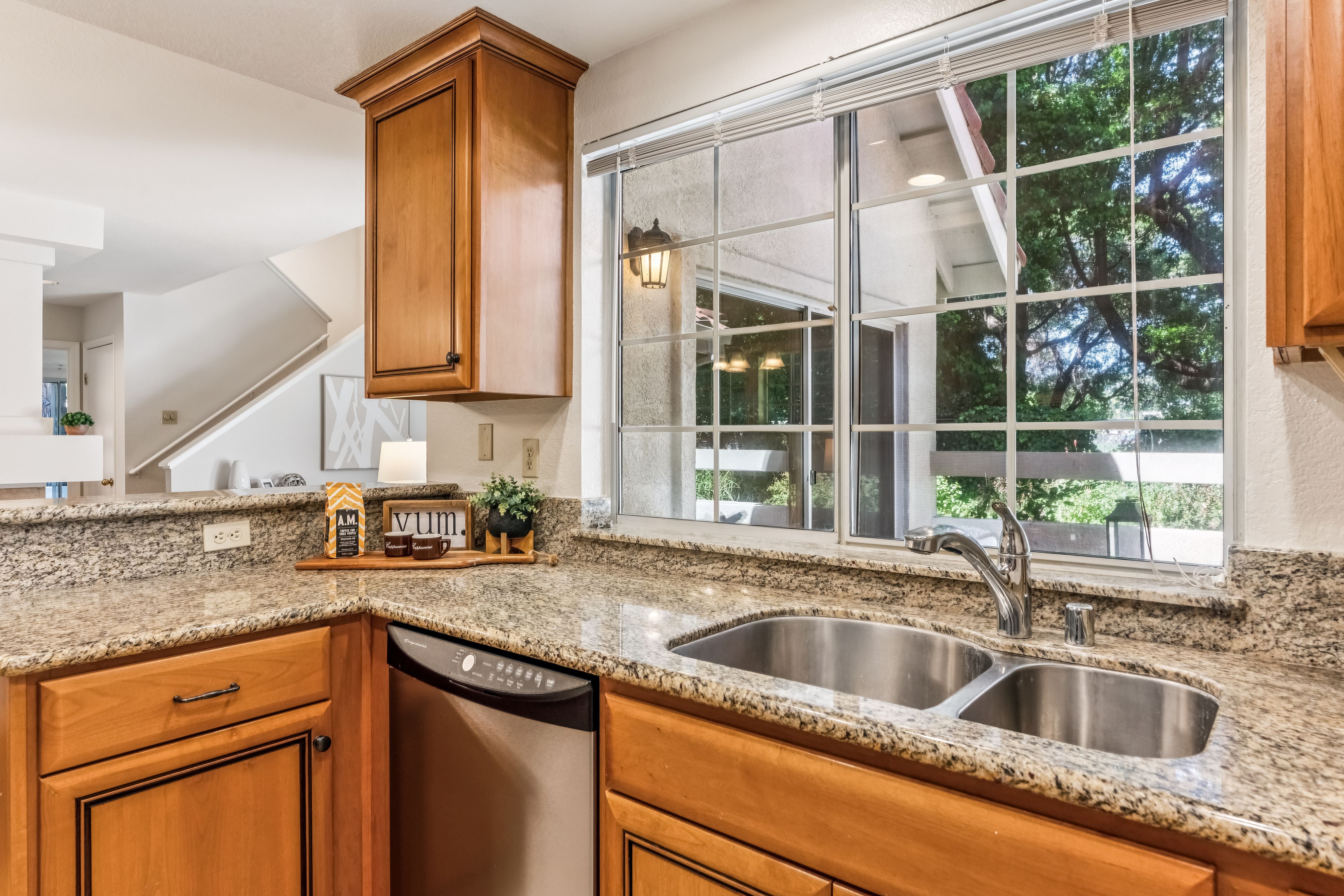  Private, Updated Townhome Surrounded by Majestic Trees - 物件實景