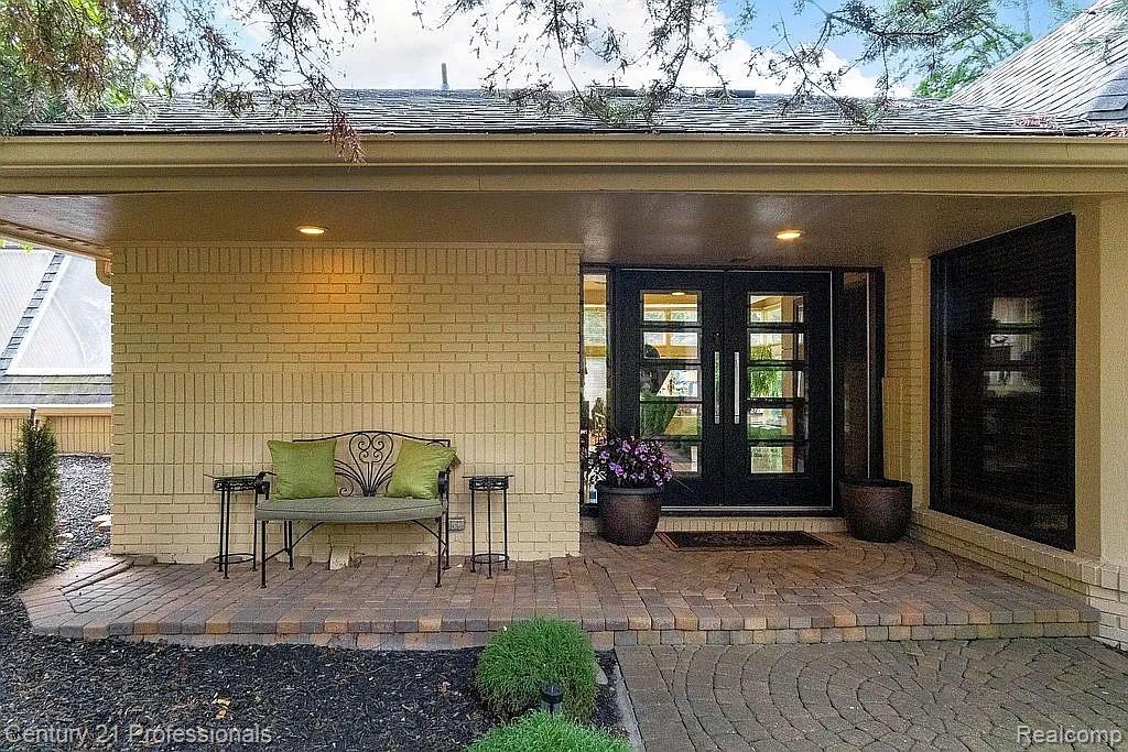 OrchardLake, Michigan, 48323, United States, 5 Bedrooms Bedrooms, ,5 BathroomsBathrooms,Residential,For Sale,1980200