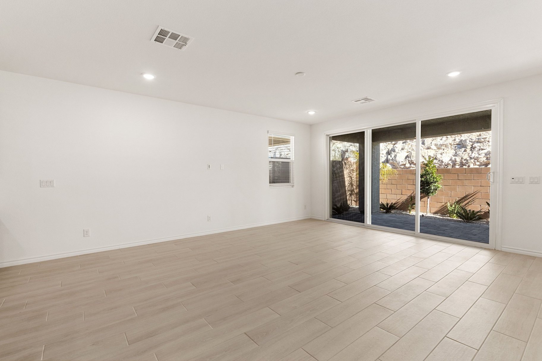  Single Story Home with RV 4 Car Garage Built in 2023 - 物件實景