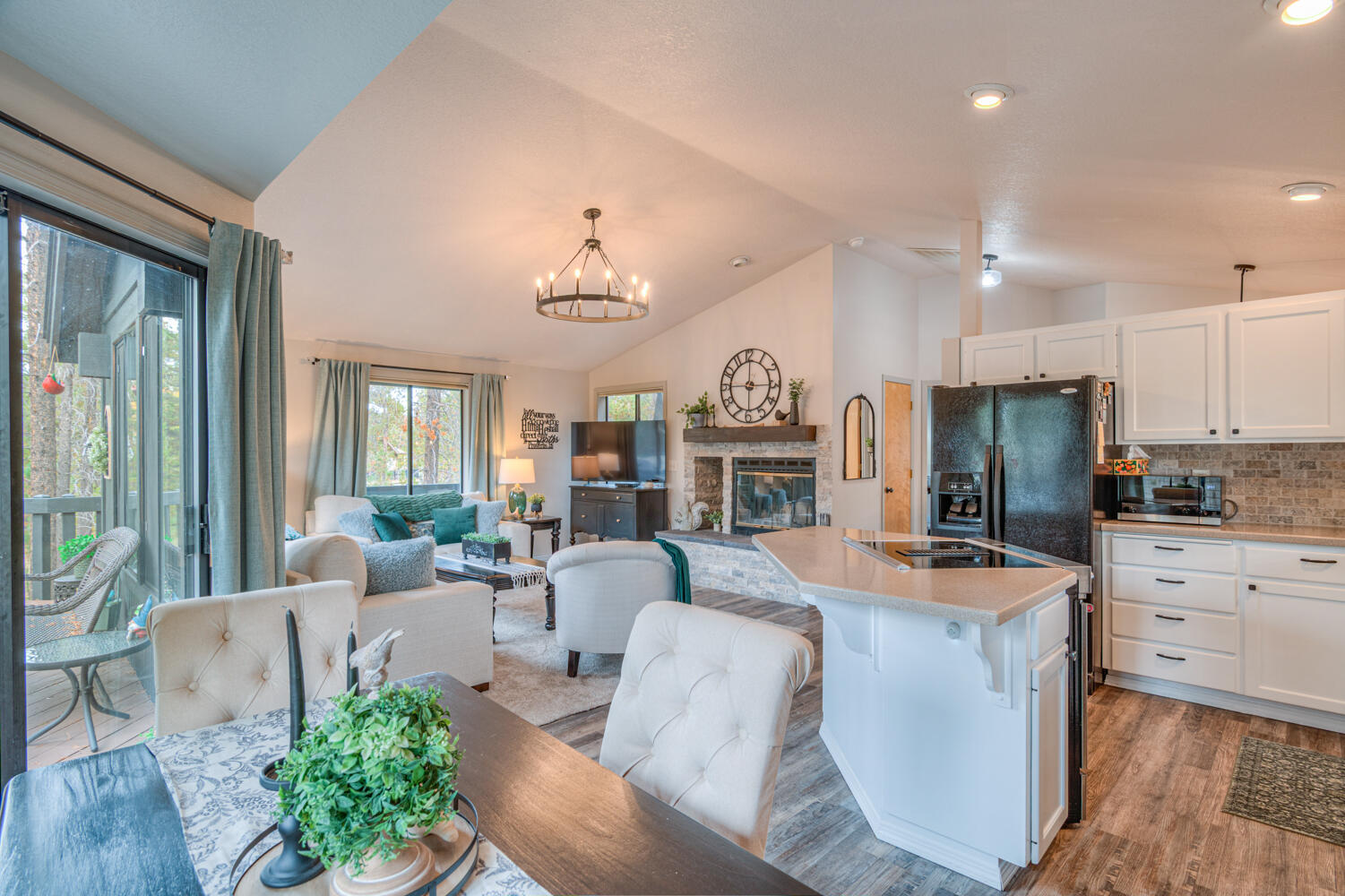 Sunriver, Oregon, 97707, United States, 3 Bedrooms Bedrooms, ,2 BathroomsBathrooms,Residential,For Sale,1982531