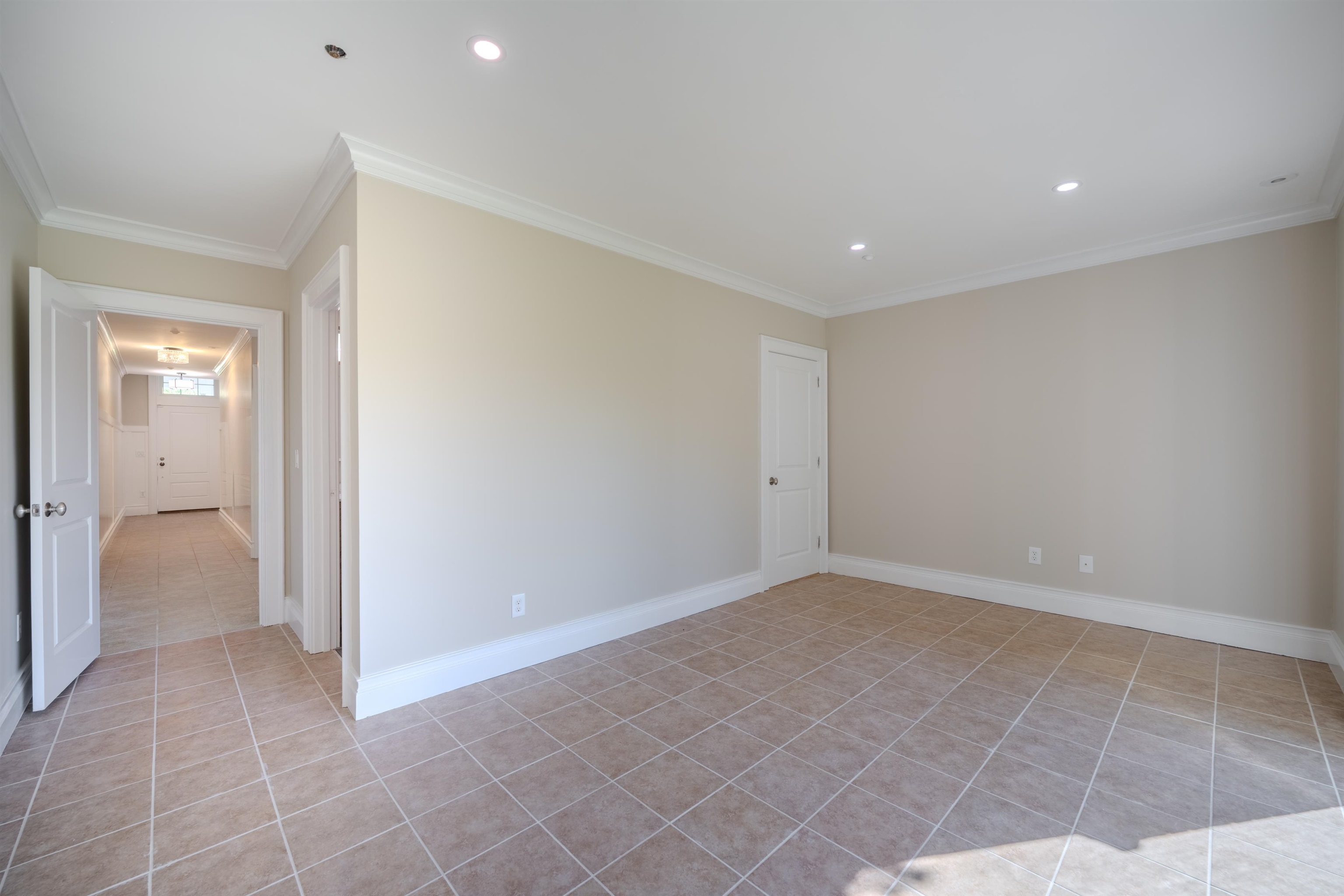 Manchester, New Hampshire, 03101, United States, 2 Bedrooms Bedrooms, ,1 BathroomBathrooms,Residential,For Sale,1933144