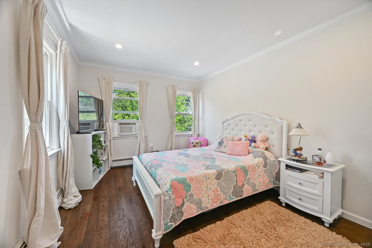 Stamford, Connecticut, 06902, United States, 3 Bedrooms Bedrooms, ,2 BathroomsBathrooms,Residential,For Sale,1837924
