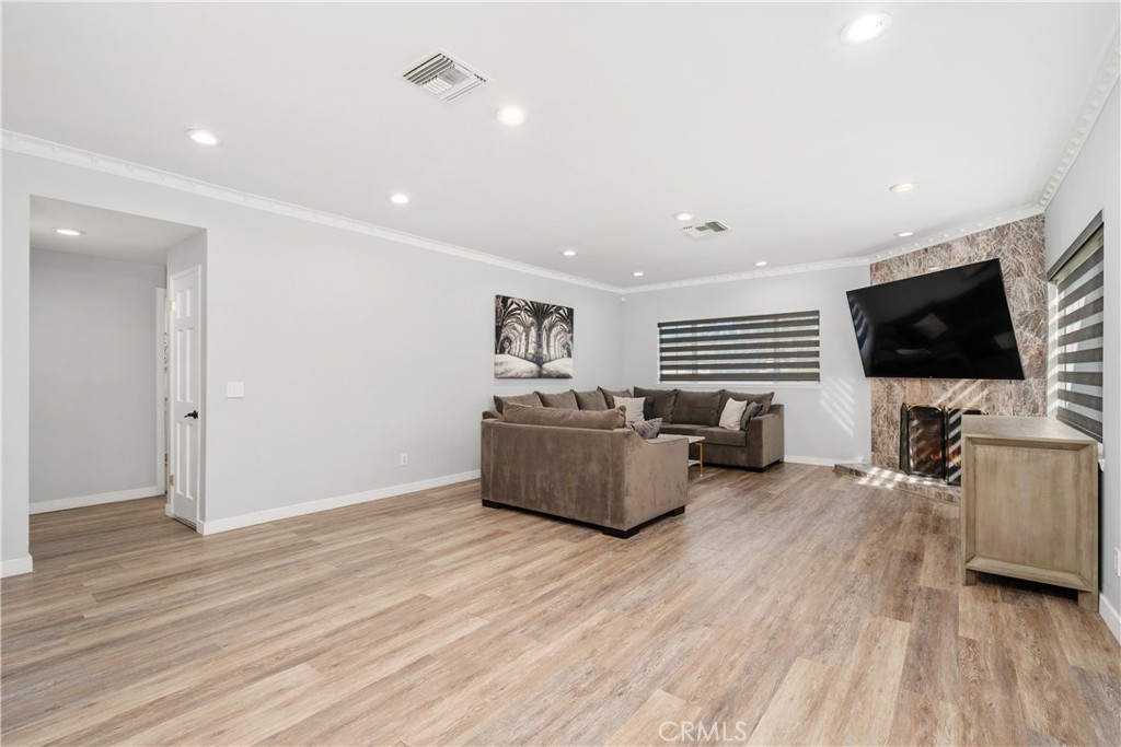 Valley Glen, California, 91401, United States, 4 Bedrooms Bedrooms, ,4 BathroomsBathrooms,Residential,For Sale,1990923