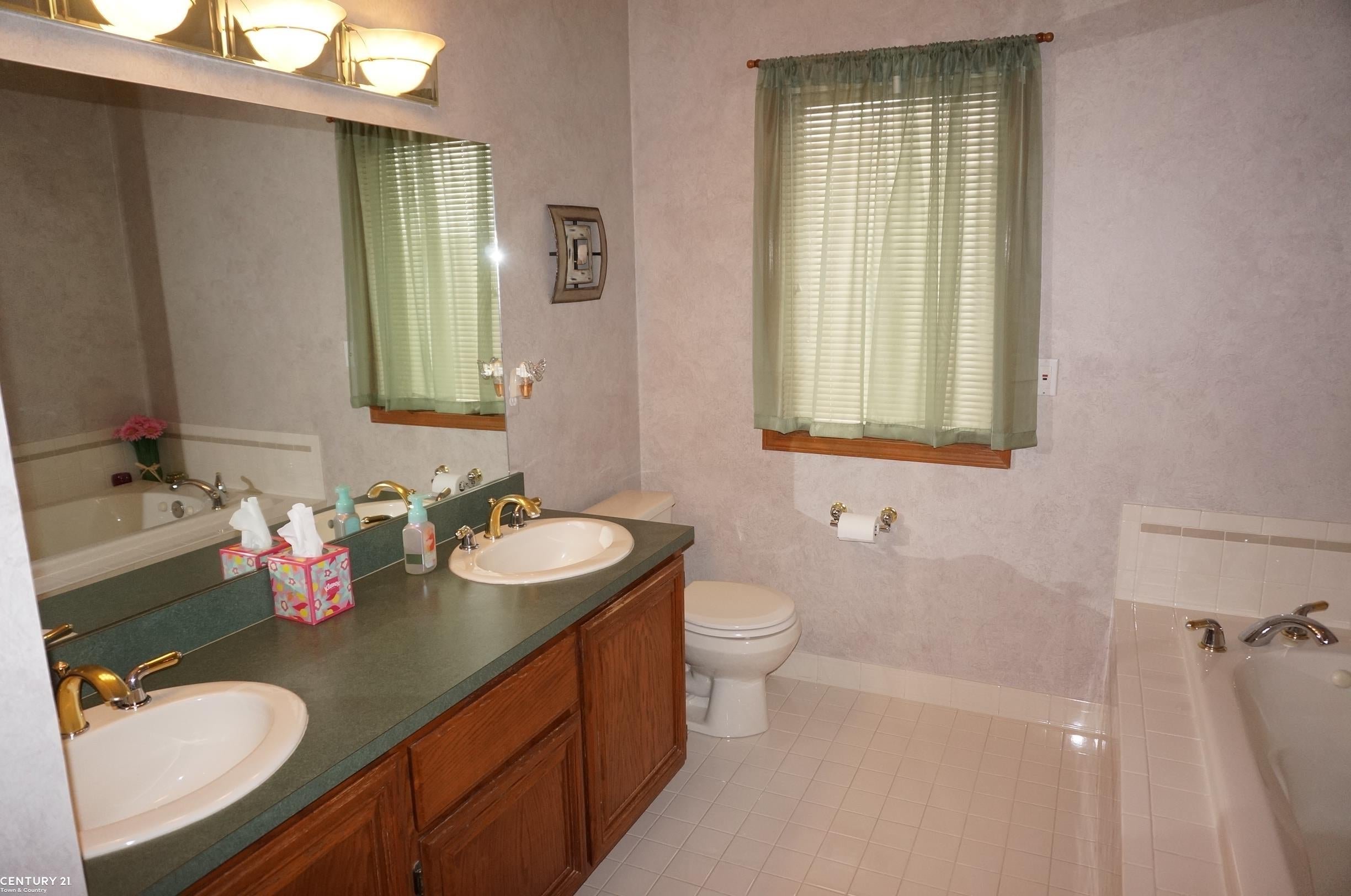 Macomb Twp, Michigan, 48044, United States, 4 Bedrooms Bedrooms, ,4 BathroomsBathrooms,Residential,For Sale,1894299