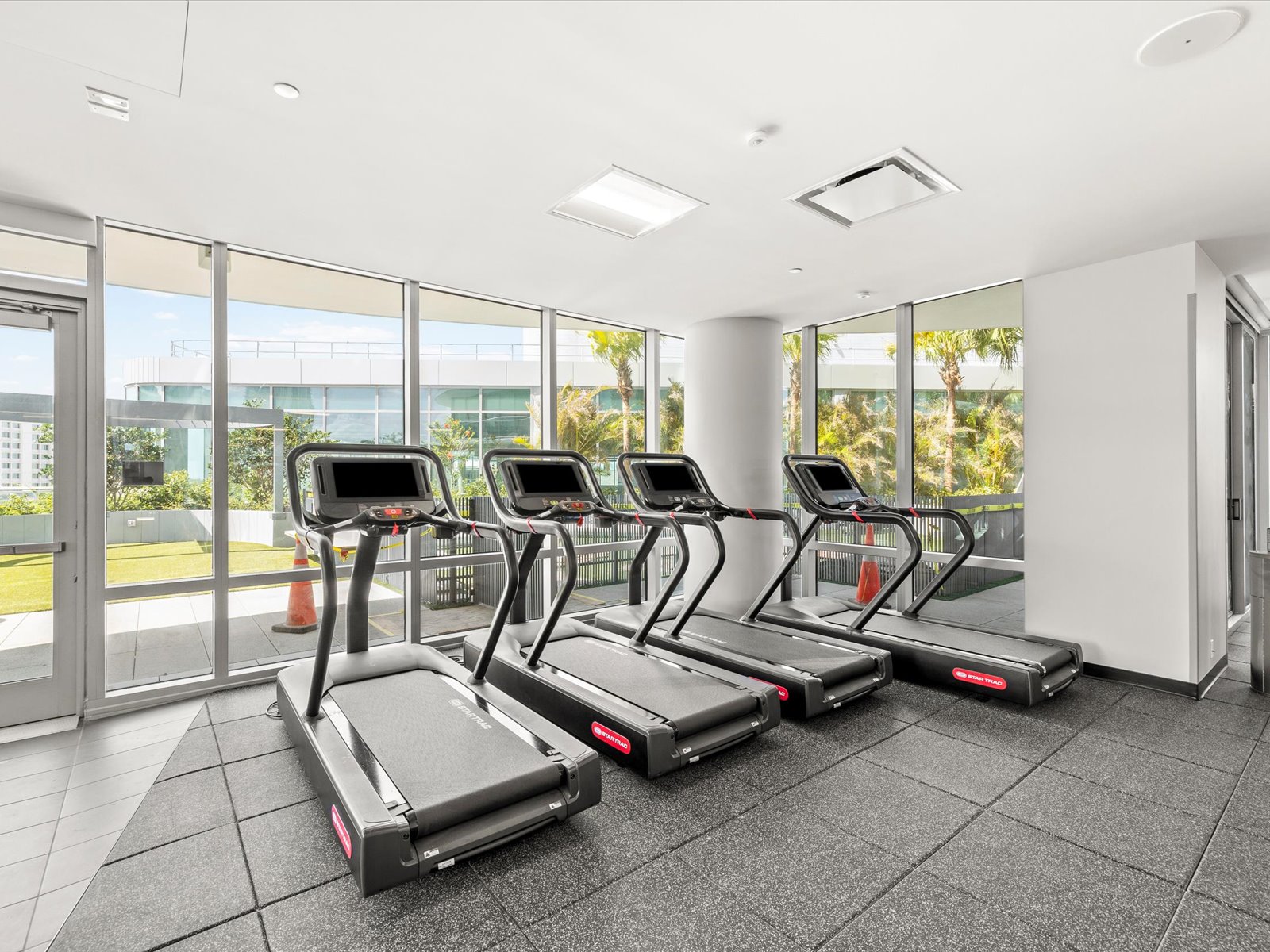 ST Petersburg, Florida, 33701, United States, 2 Bedrooms Bedrooms, ,3 BathroomsBathrooms,Residential,For Sale,2049072