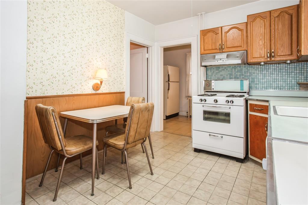 New Hyde Park, New York, 11040, United States, 3 Bedrooms Bedrooms, ,2 BathroomsBathrooms,Residential,For Sale,1923686