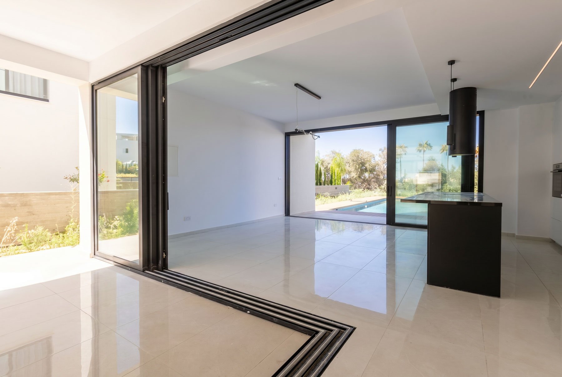  Three-Bedroom Villa with Rooftop Sea Views in a Gated Complex in Chlorakas - 物件實景