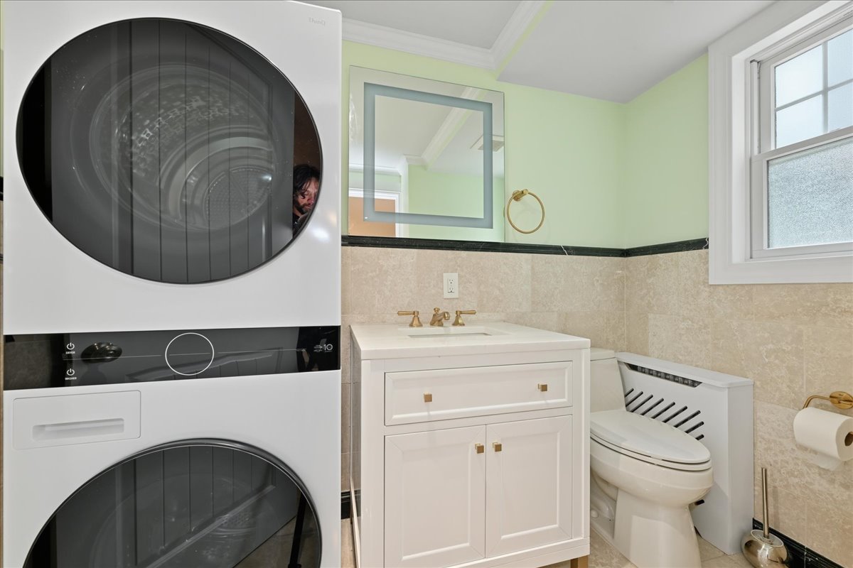 Floral Park, New York, 11001, United States, 4 Bedrooms Bedrooms, ,4 BathroomsBathrooms,Residential,For Sale,1977221