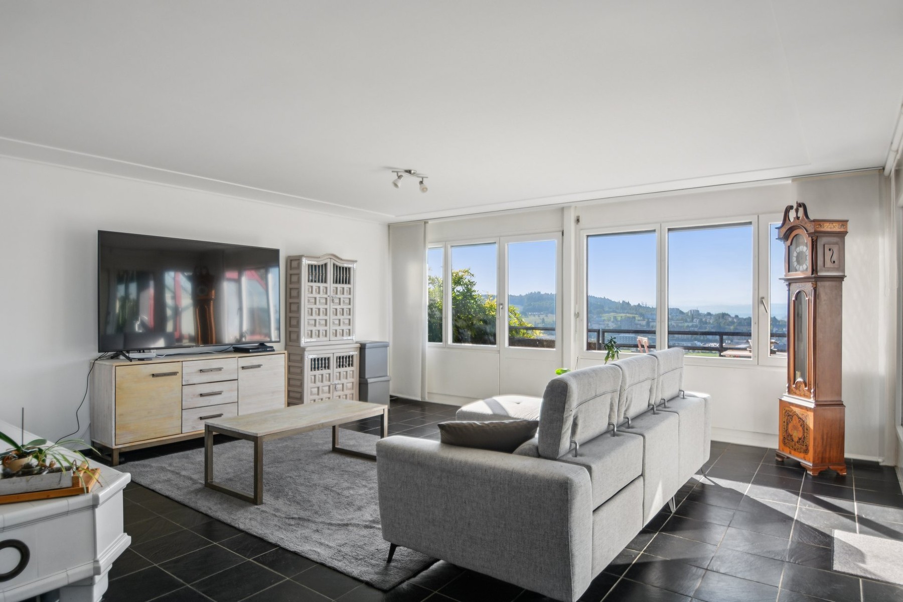  Exclusive Opportunity in Biel — Unique Architect-Designed Home, Exceptional Modu - 物件實景