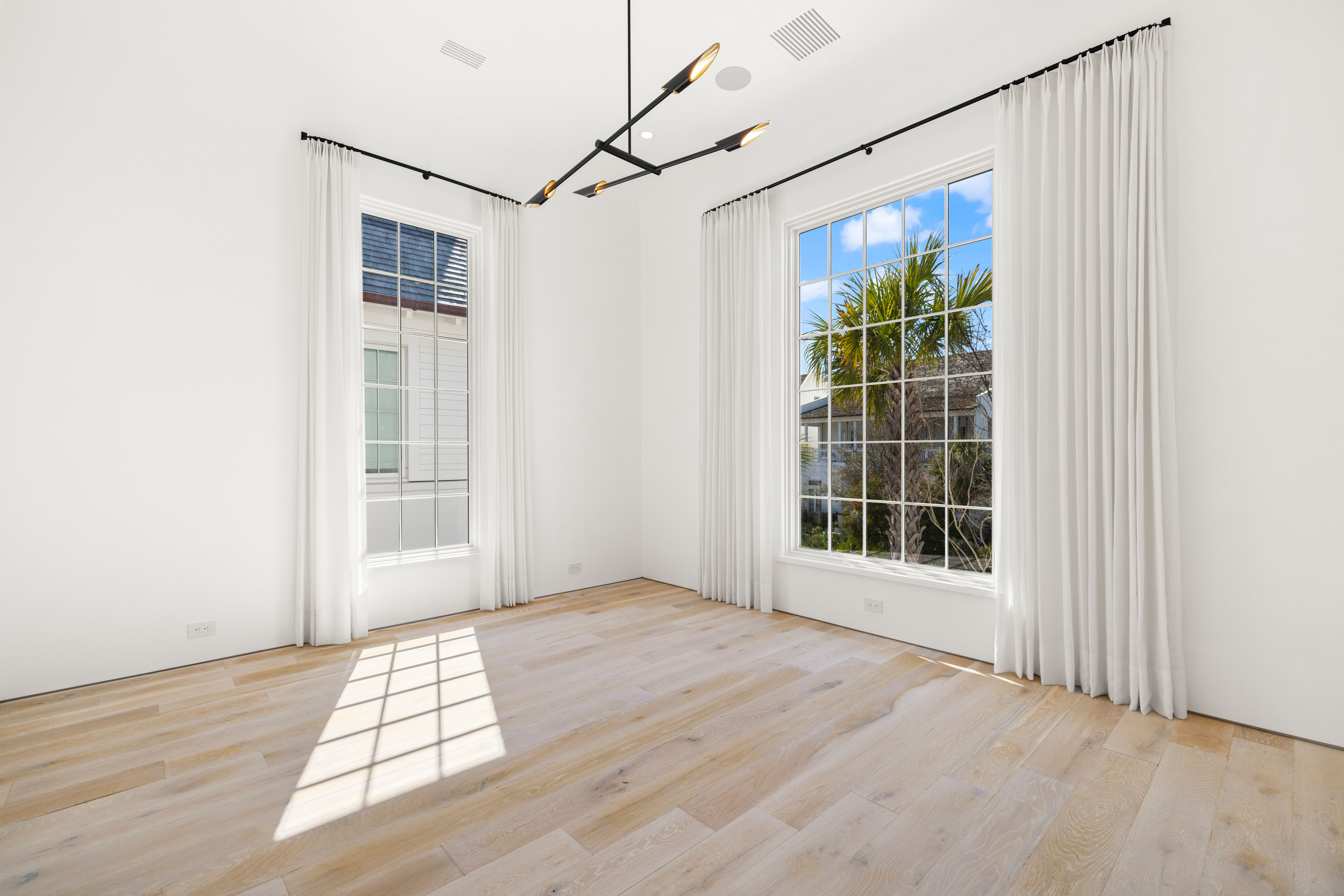  Architectural Gem With Pool And Carriage House - 物件實景