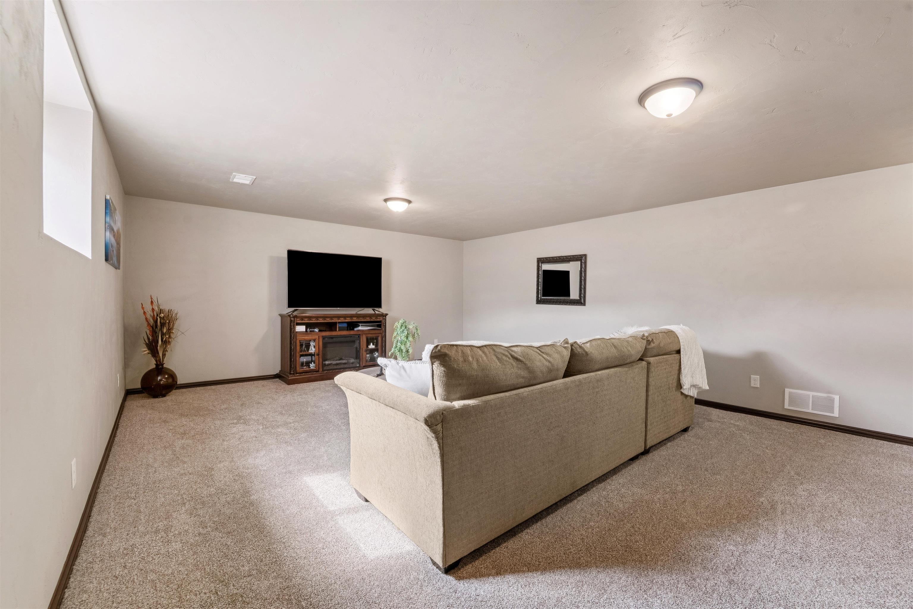 NEENAH, Wisconsin, 54956, United States, 4 Bedrooms Bedrooms, ,3 BathroomsBathrooms,Residential,For Sale,1988309