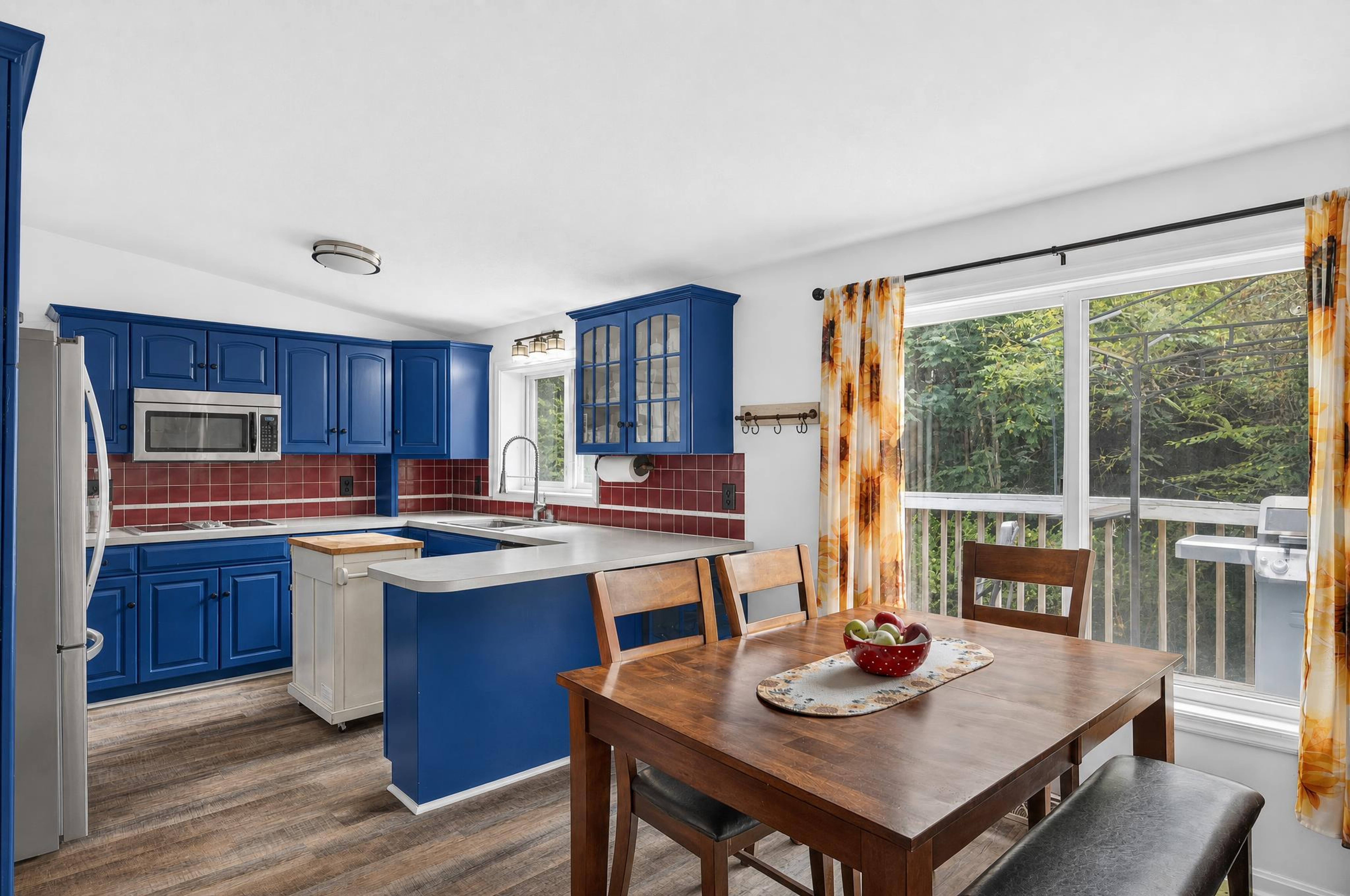  Spacious Two Level Raised Ranch Offers One Floor Living - 物件實景