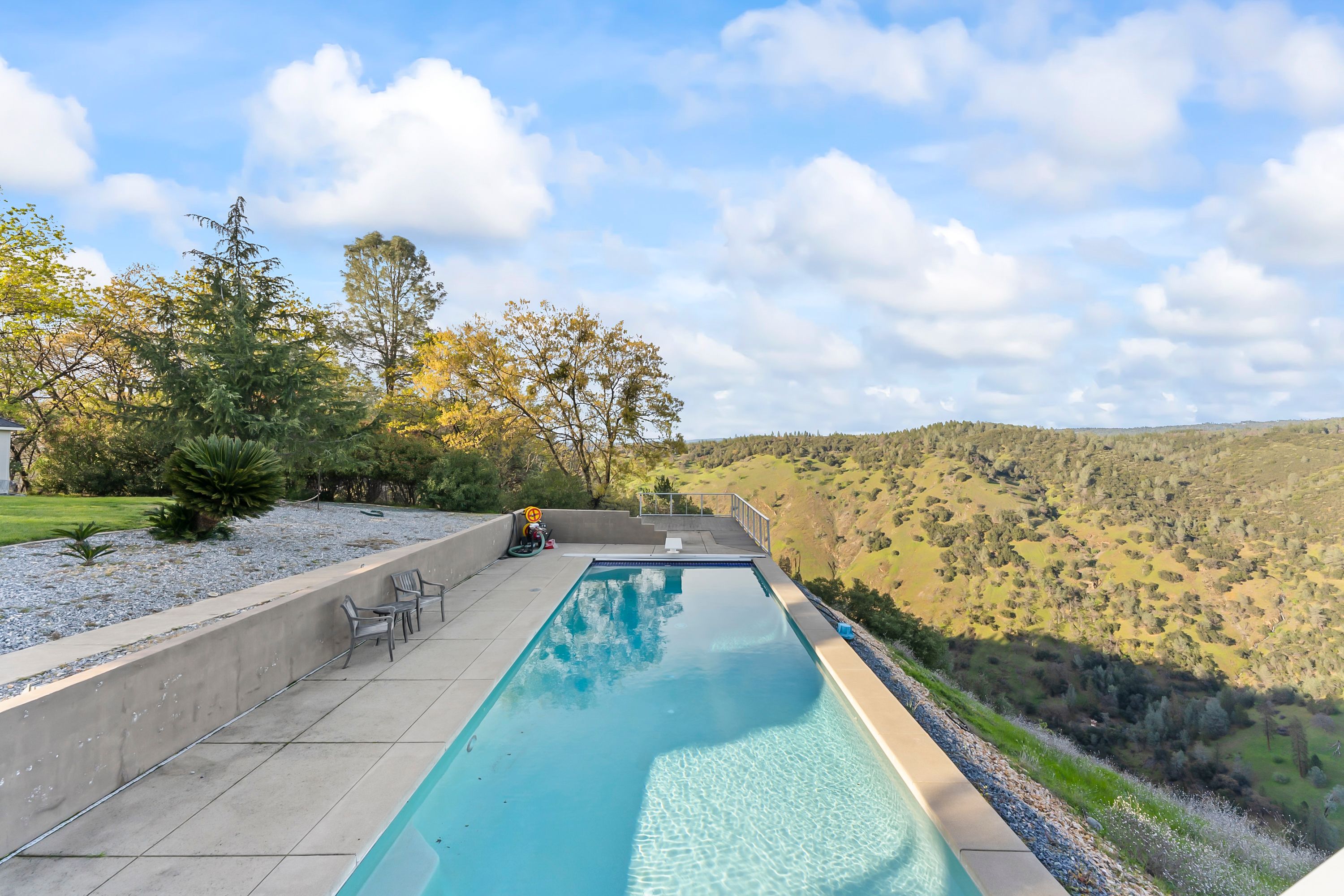  River Views • Pool • A Striking Estate That Makes a Statement - 物件實景