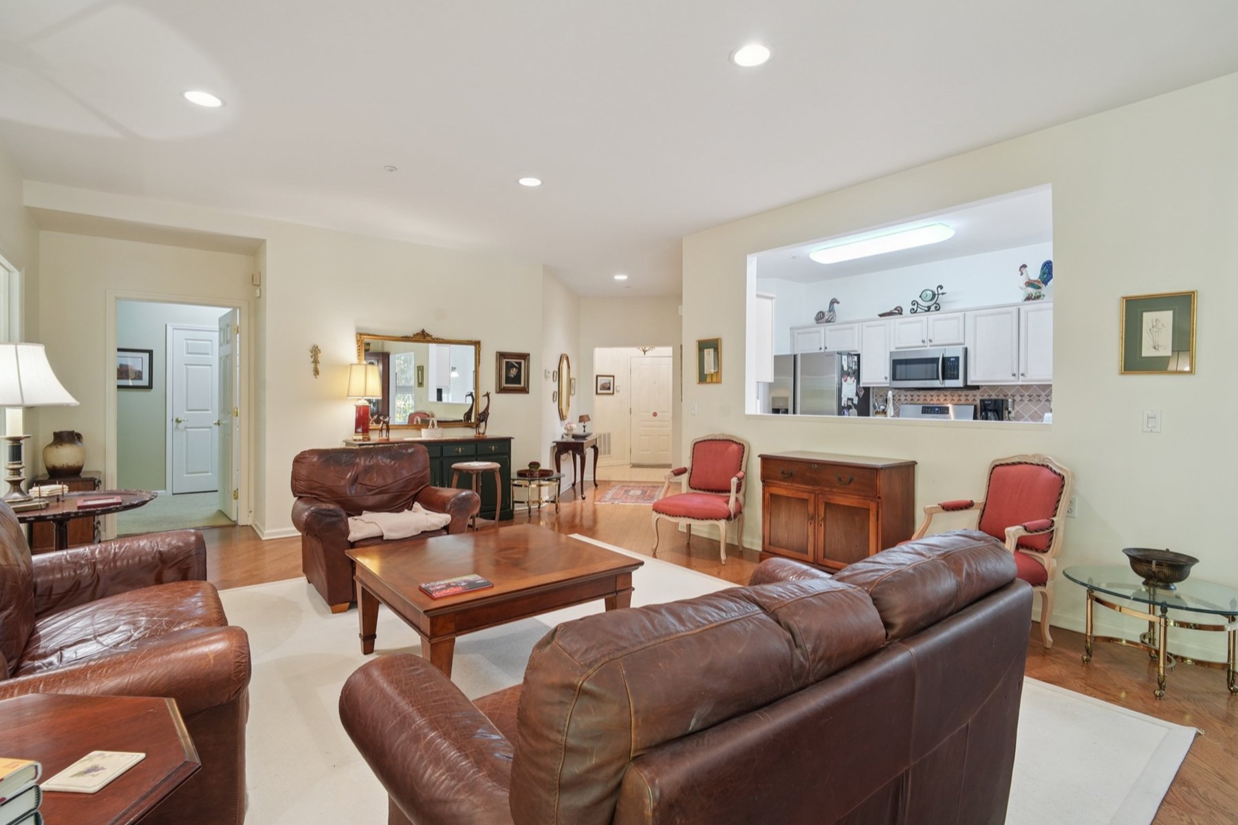  One Floor ?Fox Hills? Corner Unit Offers Many Available Amenities - 物件實景
