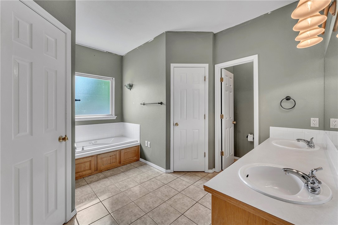 Bentonville, Arkansas, 72713, United States, 5 Bedrooms Bedrooms, ,3 BathroomsBathrooms,Residential,For Sale,1882390