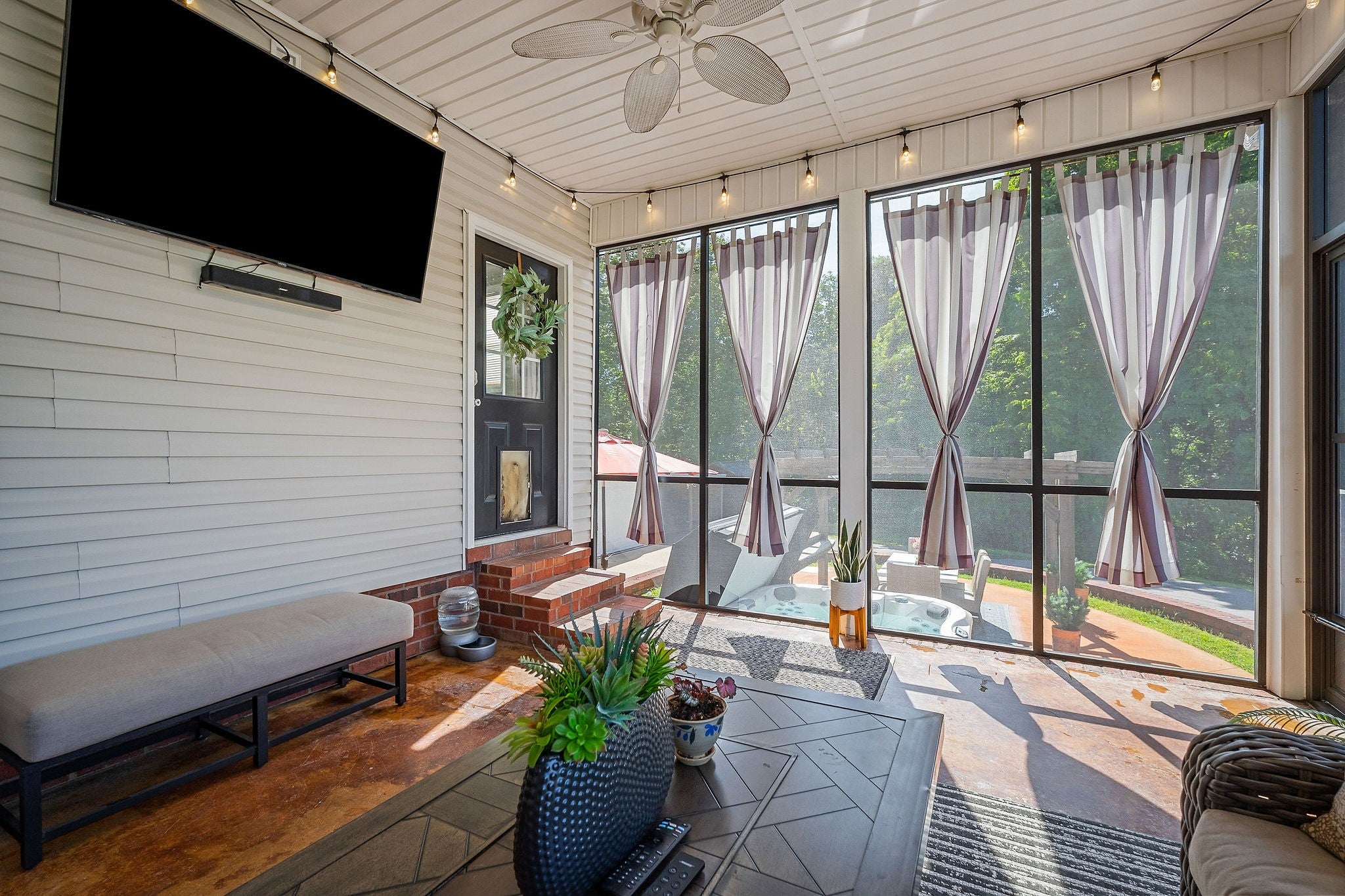 Smithville, Tennessee, 37166, United States, 1 Bedroom Bedrooms, ,4 BathroomsBathrooms,Residential,For Sale,2006606