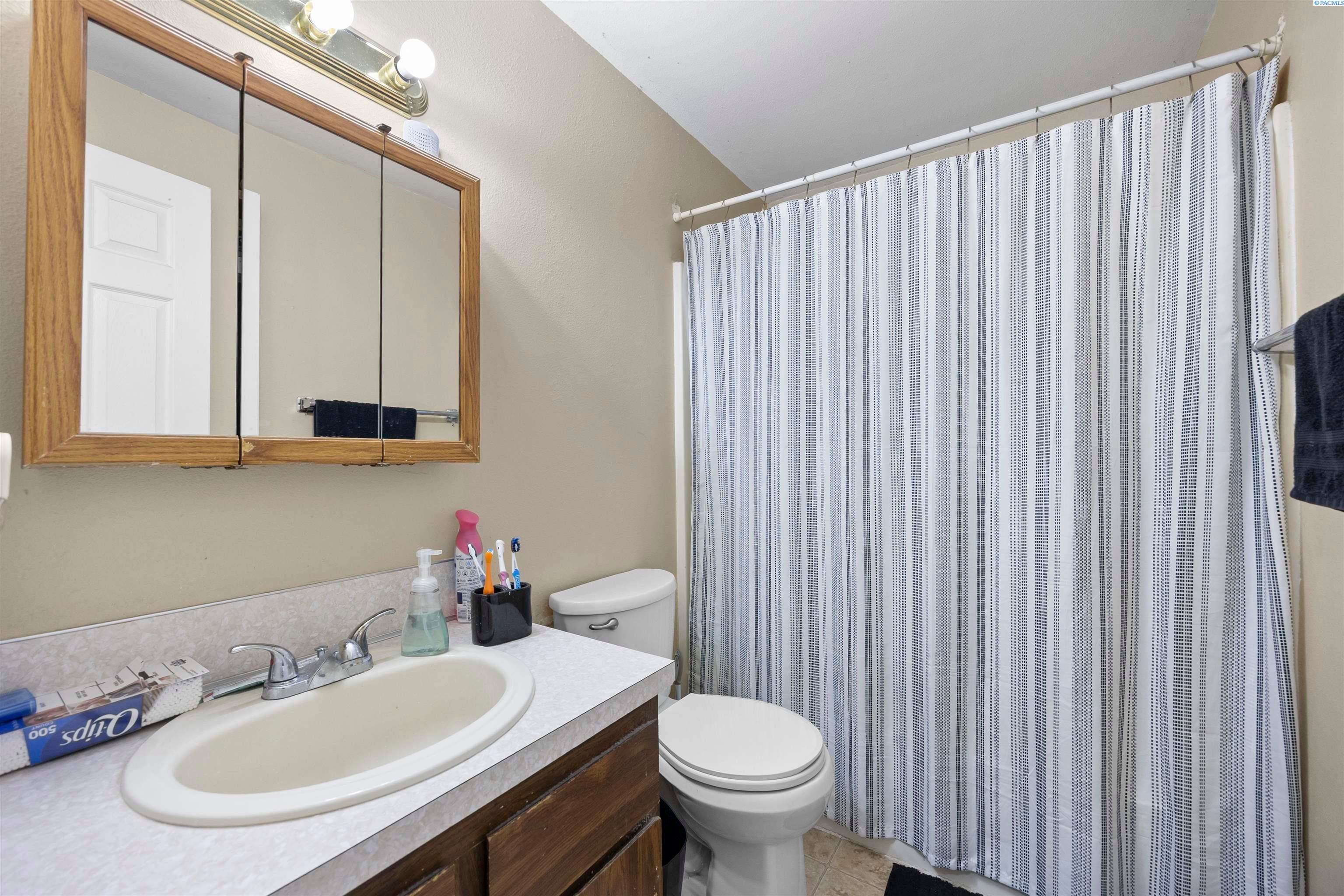 Zillah, Washington, 98953, United States, 9 Bedrooms Bedrooms, ,Residential,For Sale,2013273