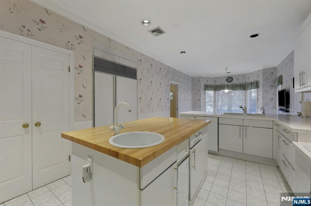 Park Ridge, New Jersey, 07656, United States, 3 Bedrooms Bedrooms, ,5 BathroomsBathrooms,Residential,For Sale,2001843