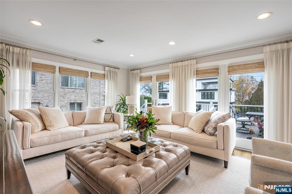 Cliffside Park, New Jersey, 07010, United States, 4 Bedrooms Bedrooms, ,5 BathroomsBathrooms,Residential,For Sale,1998497