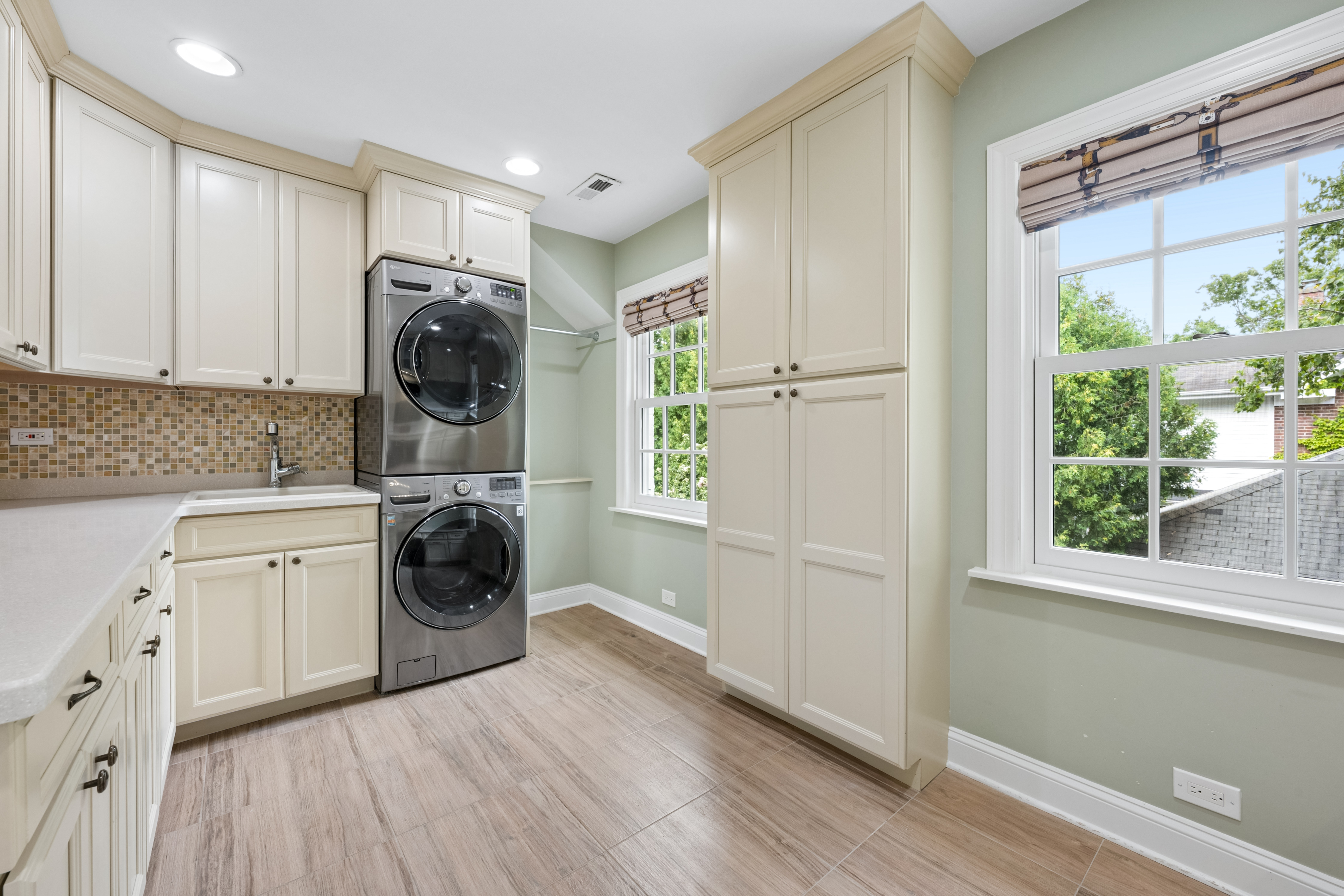  Rare, Fully Renovated, Updated Home Offering Move-In-Ready Luxury - 物件實景