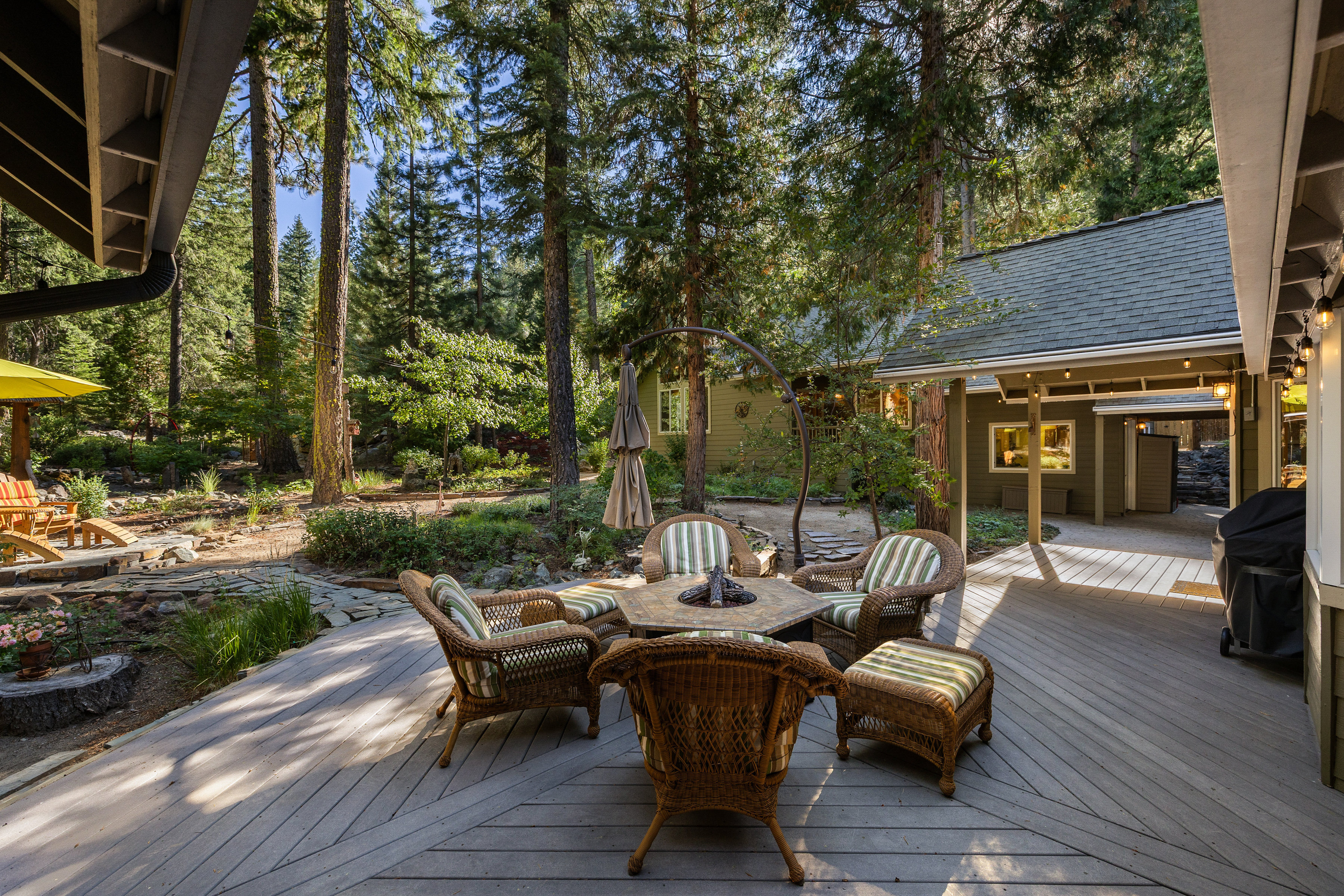  Luxury Mountain Retreat with Guest House on 1 Acre in the Heart of Graeagle - 物件實景