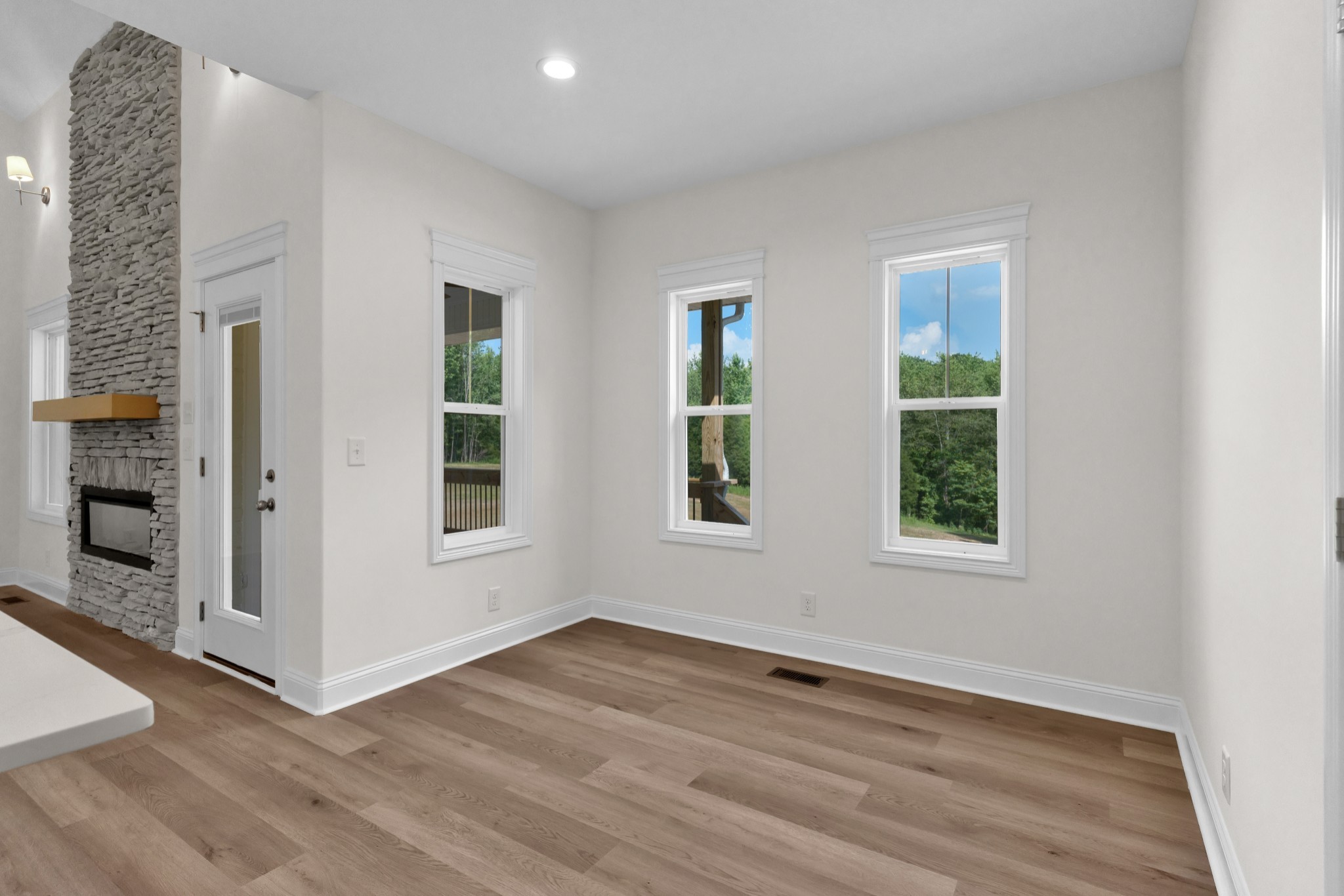 Clarksville, Tennessee, 37043, United States, 4 Bedrooms Bedrooms, ,4 BathroomsBathrooms,Residential,For Sale,1921521