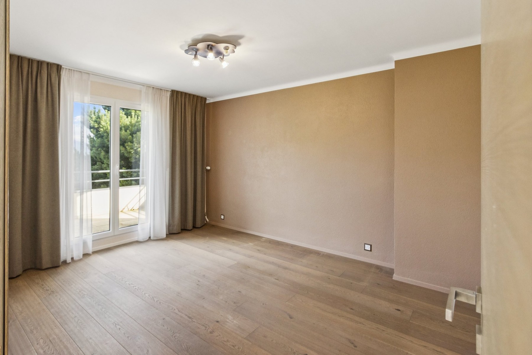  9-bedroom family home with a garden and lake views - 物件實景