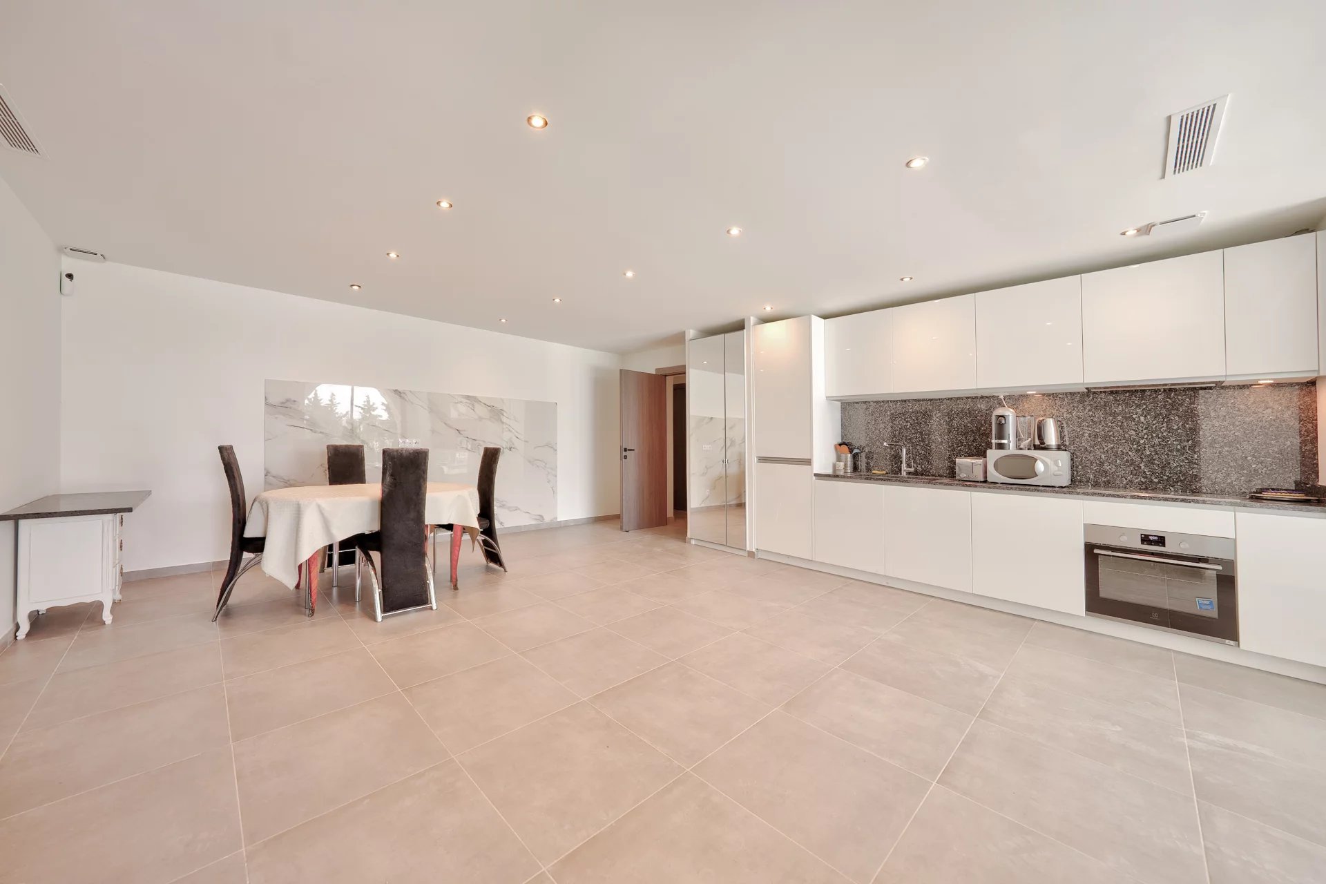 Mougins, Provence-Alpes-Côte d’Azur, 06250, FR, 6 Bedrooms Bedrooms, ,6 BathroomsBathrooms,Residential,For Sale,1954947