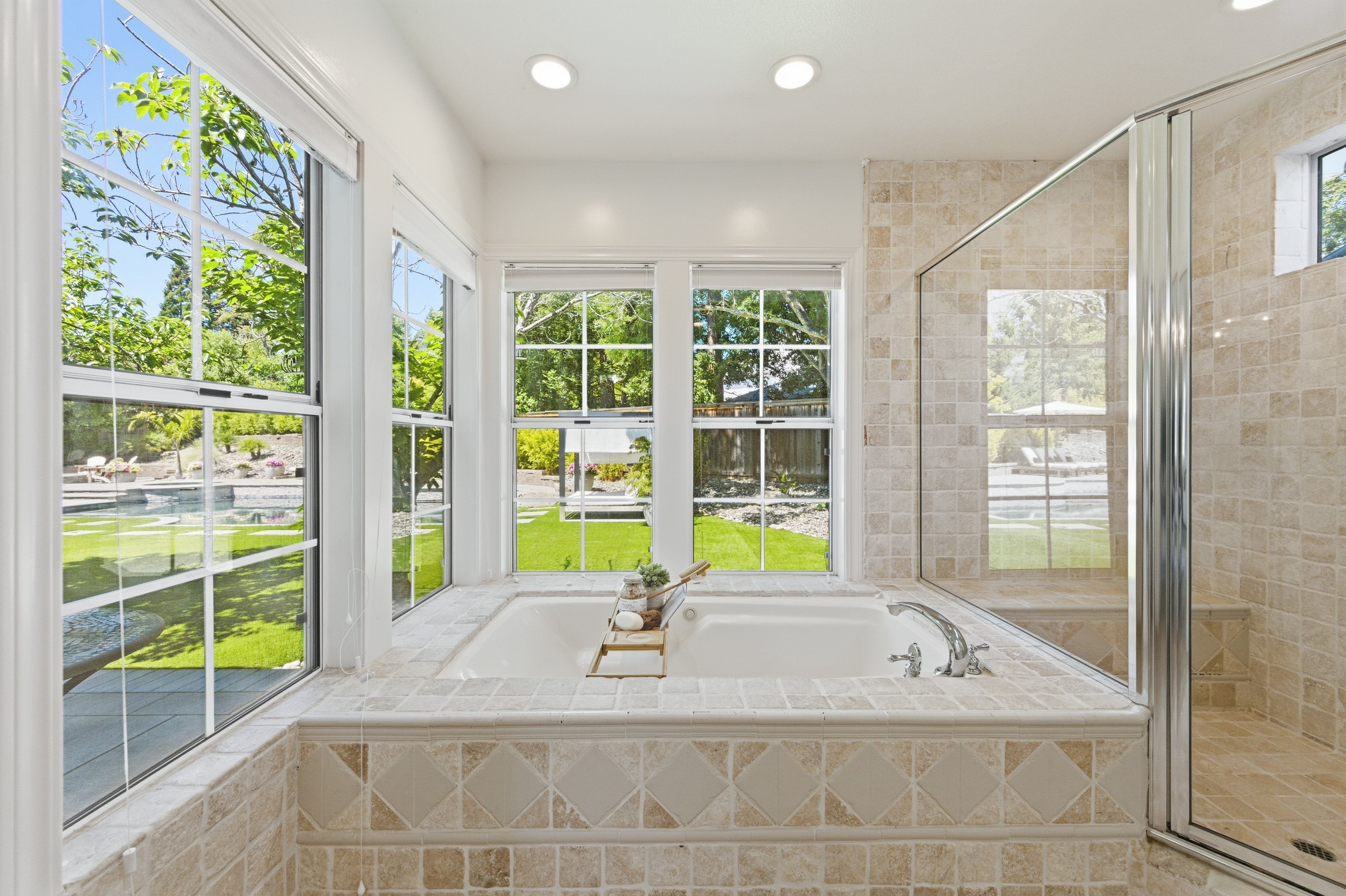  Timeless Transitional Estate with Resort-Style Backyard - 物件實景