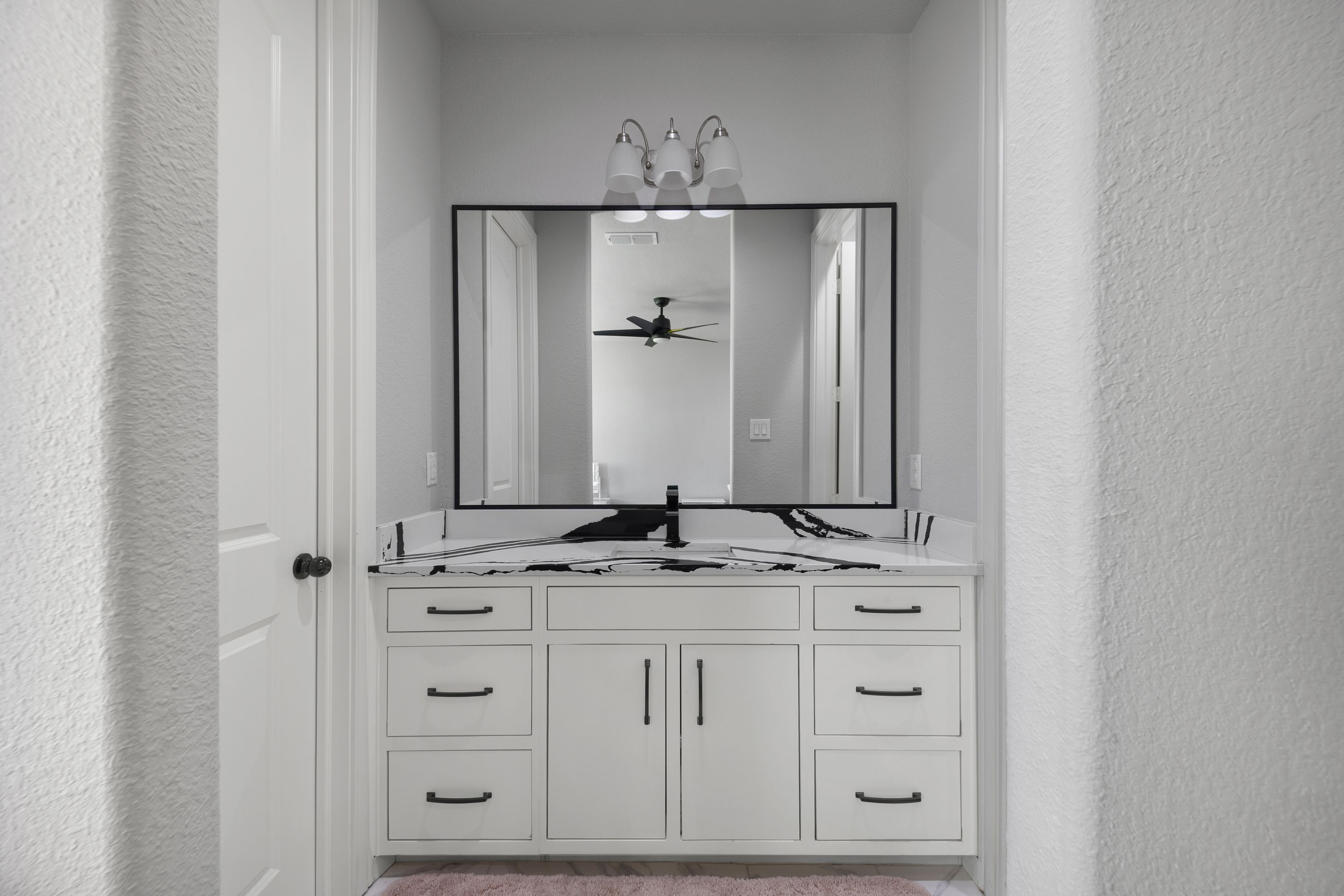  Modern Luxury with Two Private Primary Suites in Gated Waters Edge - 物件實景