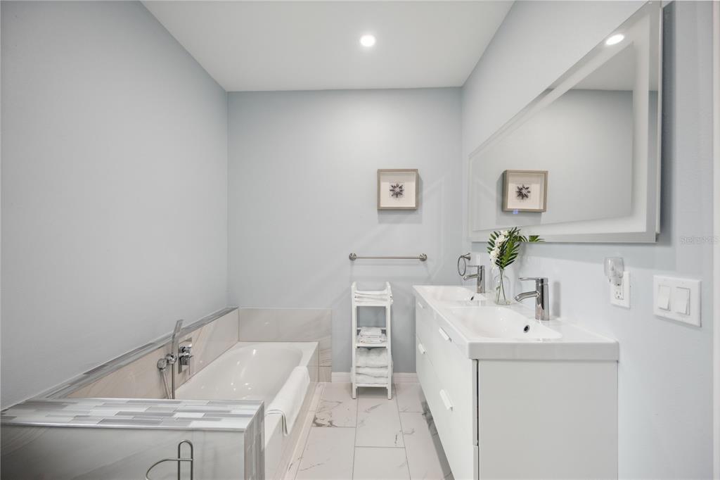 Sarasota, Florida, 34239, United States, 3 Bedrooms Bedrooms, ,2 BathroomsBathrooms,Residential,For Sale,1690637